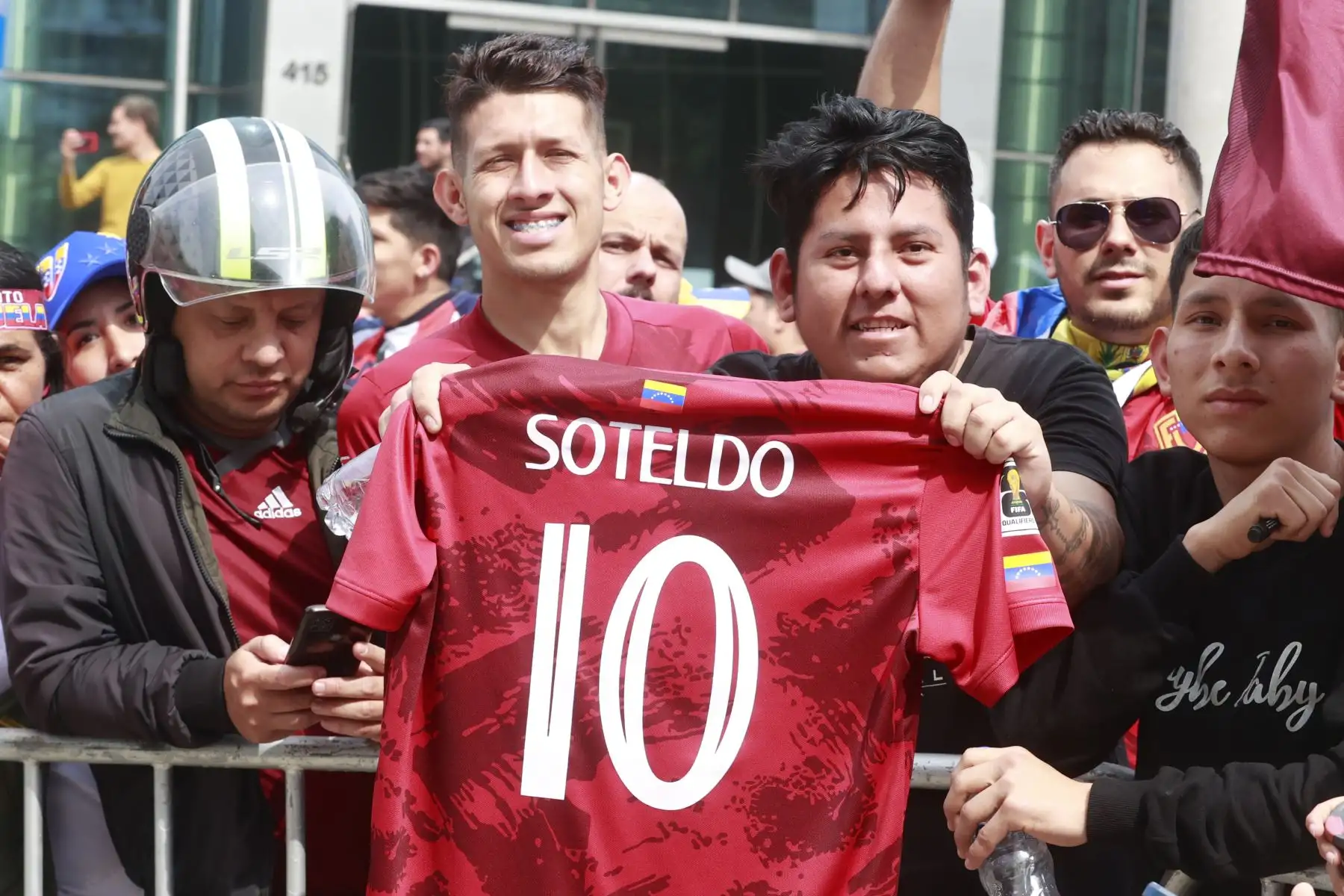 Hinchas venezolanos alienta a su seclcción previo al partido, que juega en estadio naciona de Lima. 
Foto: ANDINA/Vidal Tarqui