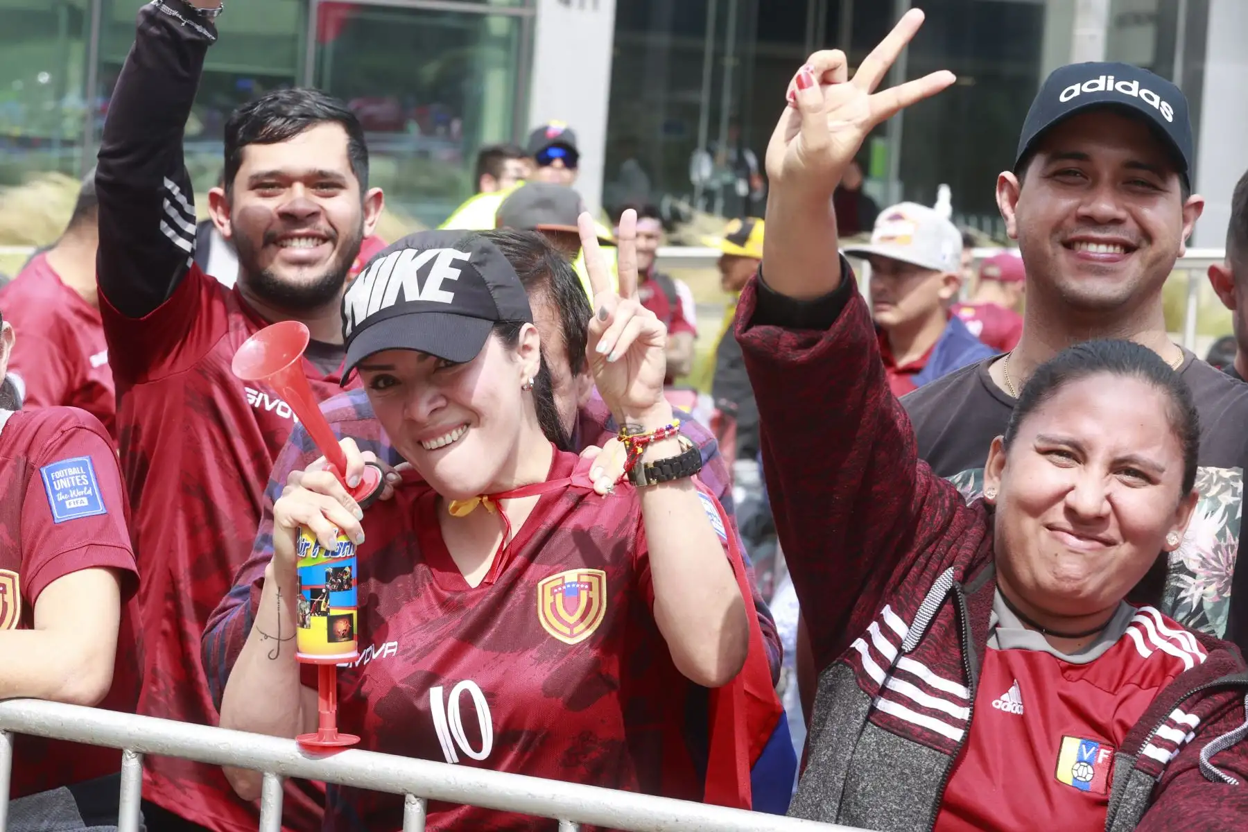 Hinchas venezolanos alienta a su seclcción previo al partido, que juega en estadio naciona de Lima. 
Foto: ANDINA/Vidal Tarqui