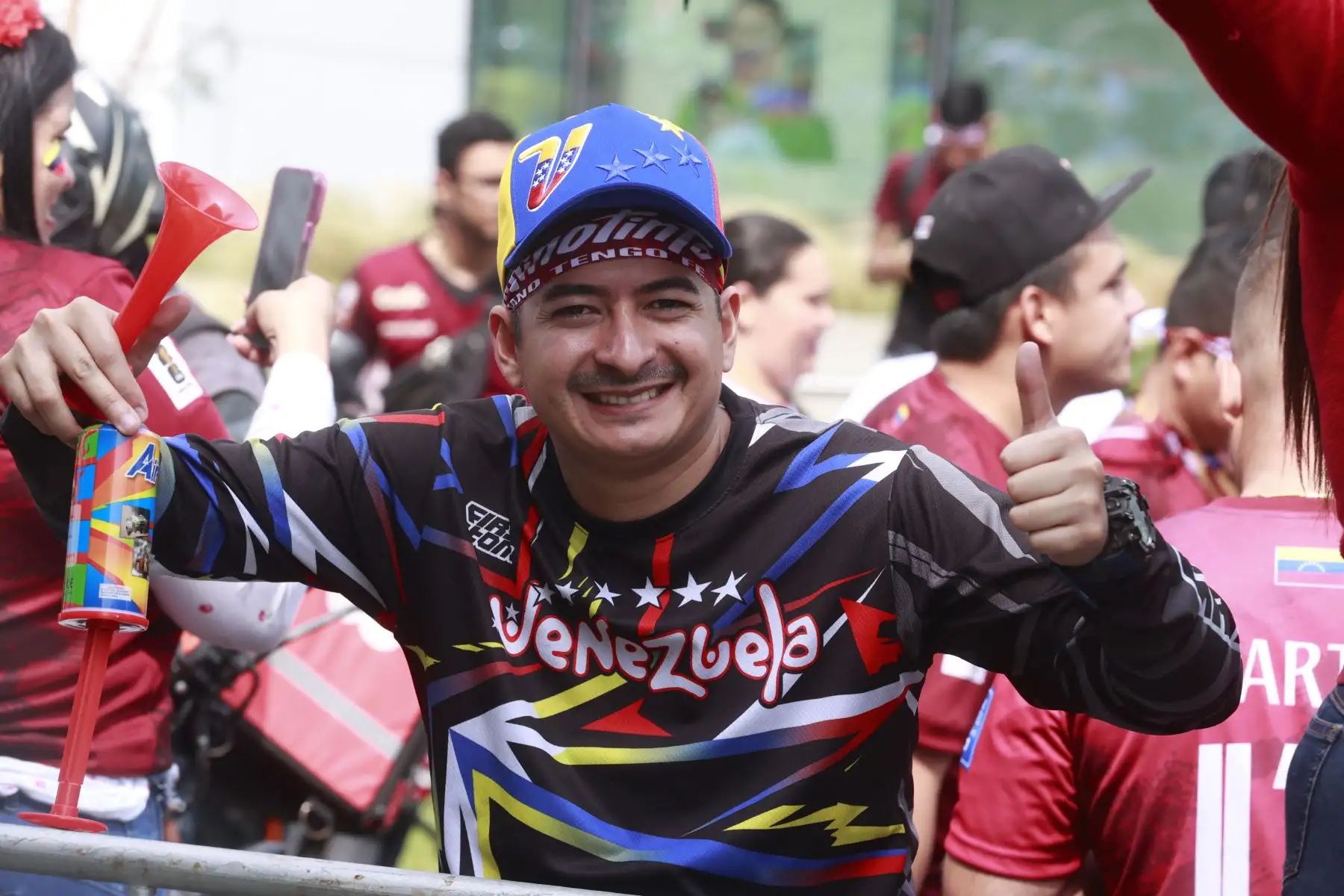 Hinchas venezolanos alienta a su seclcción previo al partido, que juega en estadio naciona de Lima. 
Foto: ANDINA/Vidal Tarqui