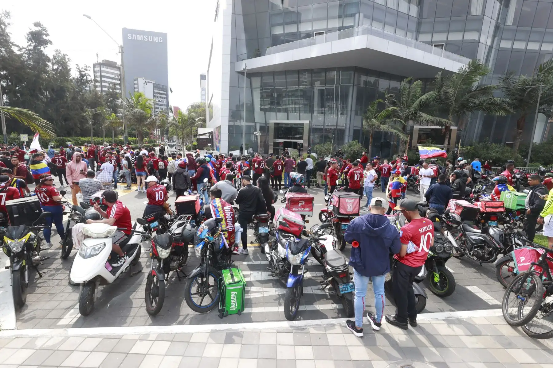 Hinchas venezolanos alienta a su seclcción previo al partido, que juega en estadio naciona de Lima. 
Foto: ANDINA/Vidal Tarqui