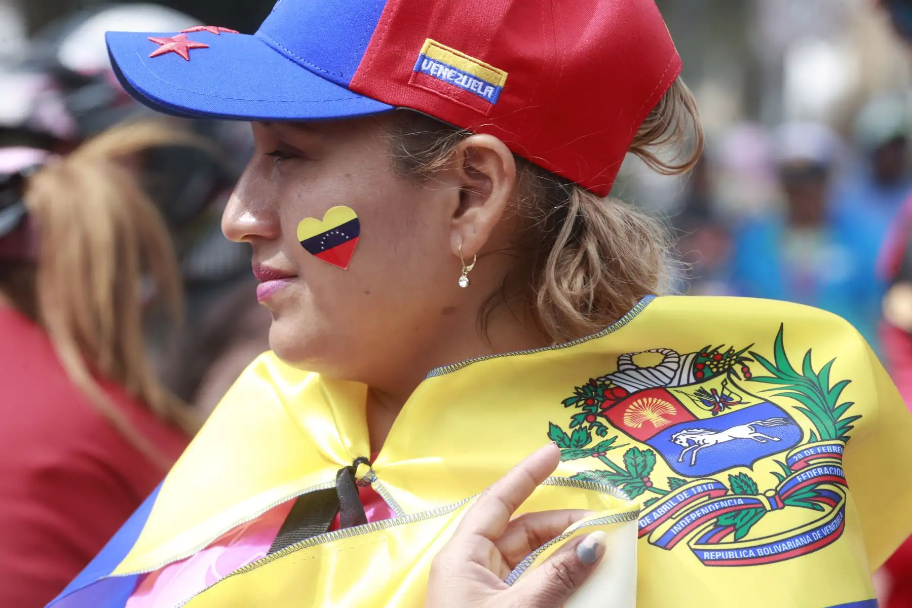 Hinchas venezolanos alienta a su seclcción previo al partido, que juega en estadio naciona de Lima. 
Foto: ANDINA/Vidal Tarqui