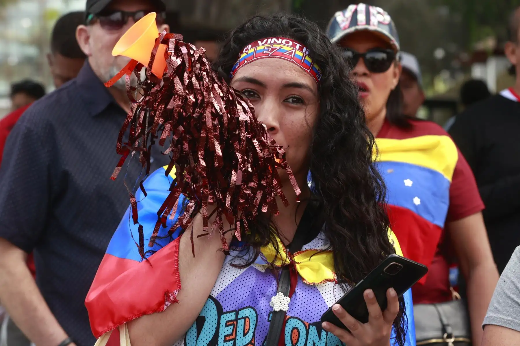 Hinchas venezolanos alienta a su seclcción previo al partido, que juega en estadio naciona de Lima. 
Foto: ANDINA/Vidal Tarqui