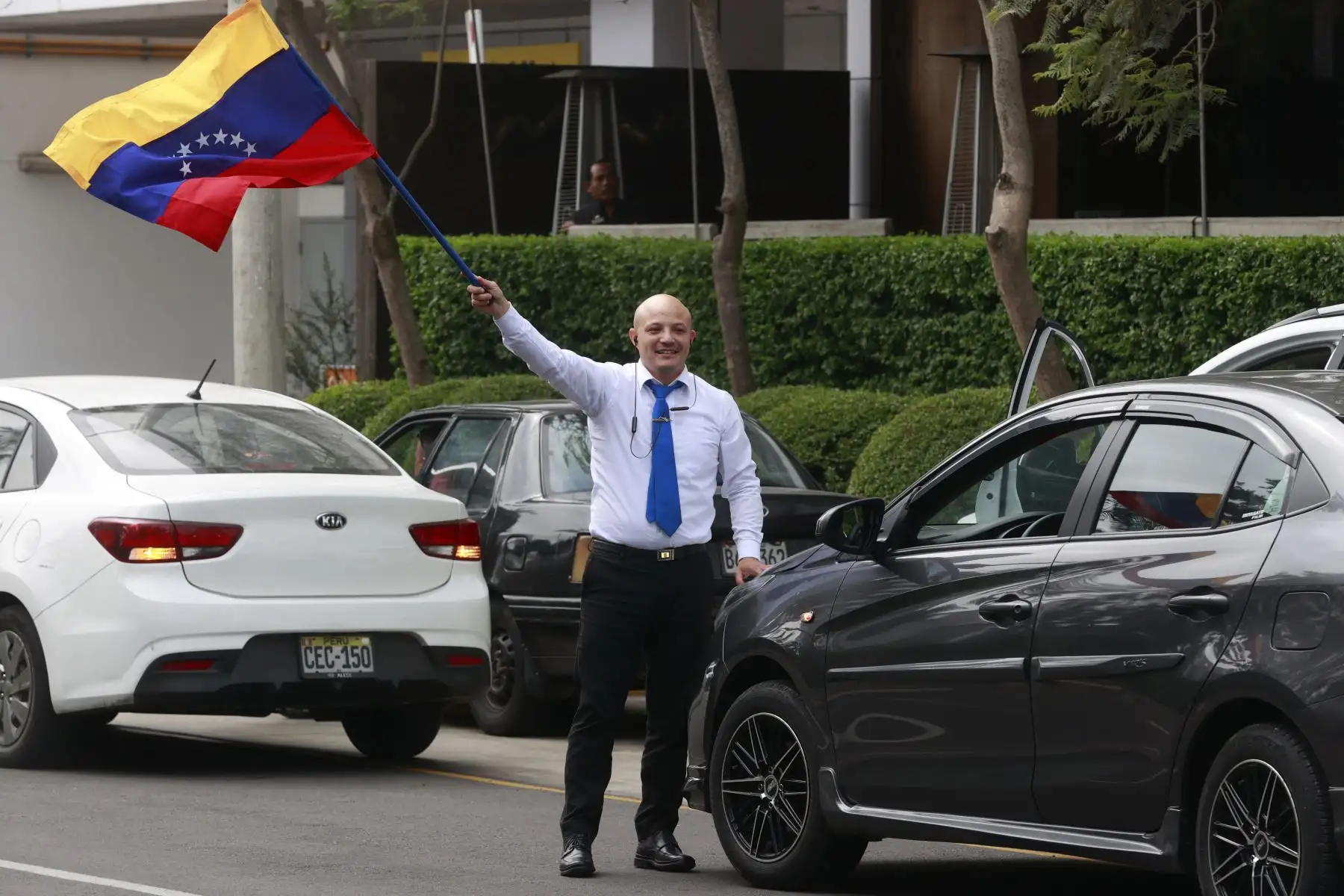 Hinchas venezolanos alienta a su seclcción previo al partido, que juega en estadio naciona de Lima. 
Foto: ANDINA/Vidal Tarqui