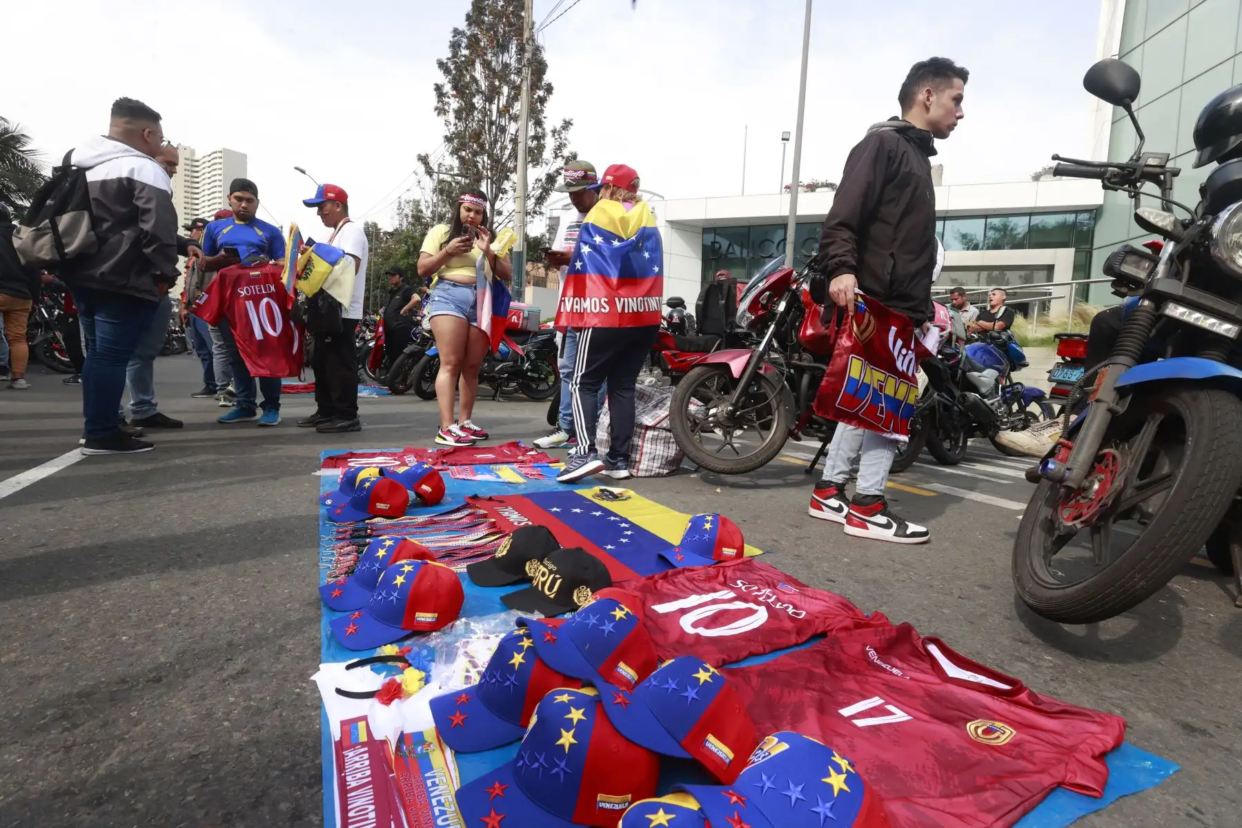 Hinchas venezolanos alienta a su seclcción previo al partido, que juega en estadio naciona de Lima. 
Foto: ANDINA/Vidal Tarqui