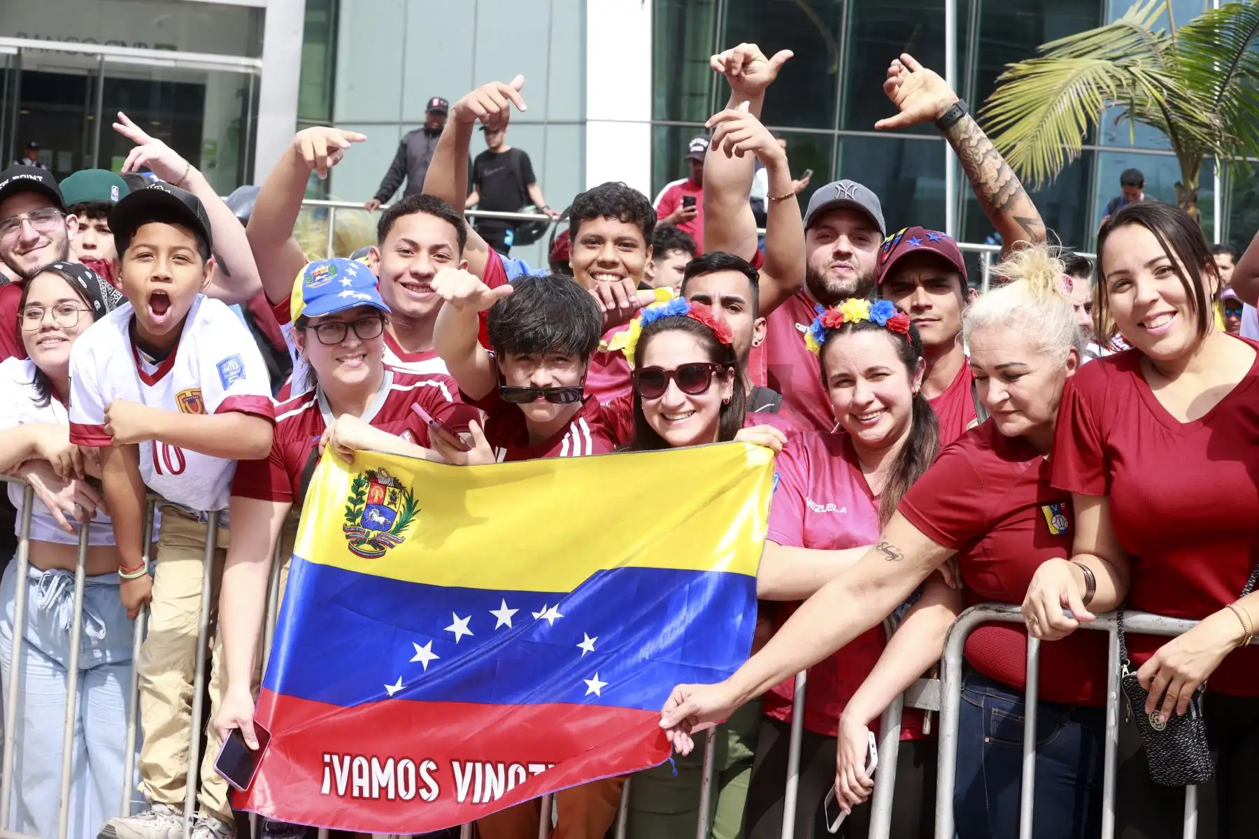 Hinchas venezolanos alienta a su seclcción previo al partido, que juega en estadio naciona de Lima. Foto: ANDINA/Vidal Tarqui