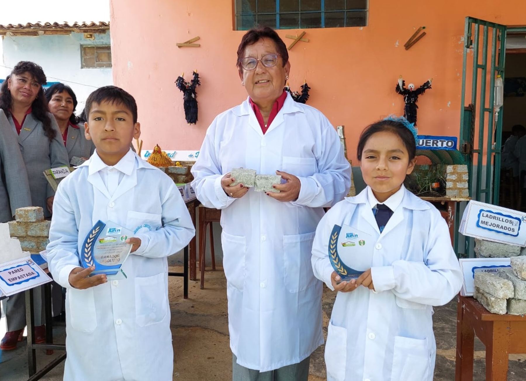Estudiantes de colegio de San Jerónimo ganan concurso regional de ciencia y tecnología en Junín gracias a proyecto que impulsa la elaboración de ladrillos sostenibles. Foto: Pedro Tinoco.