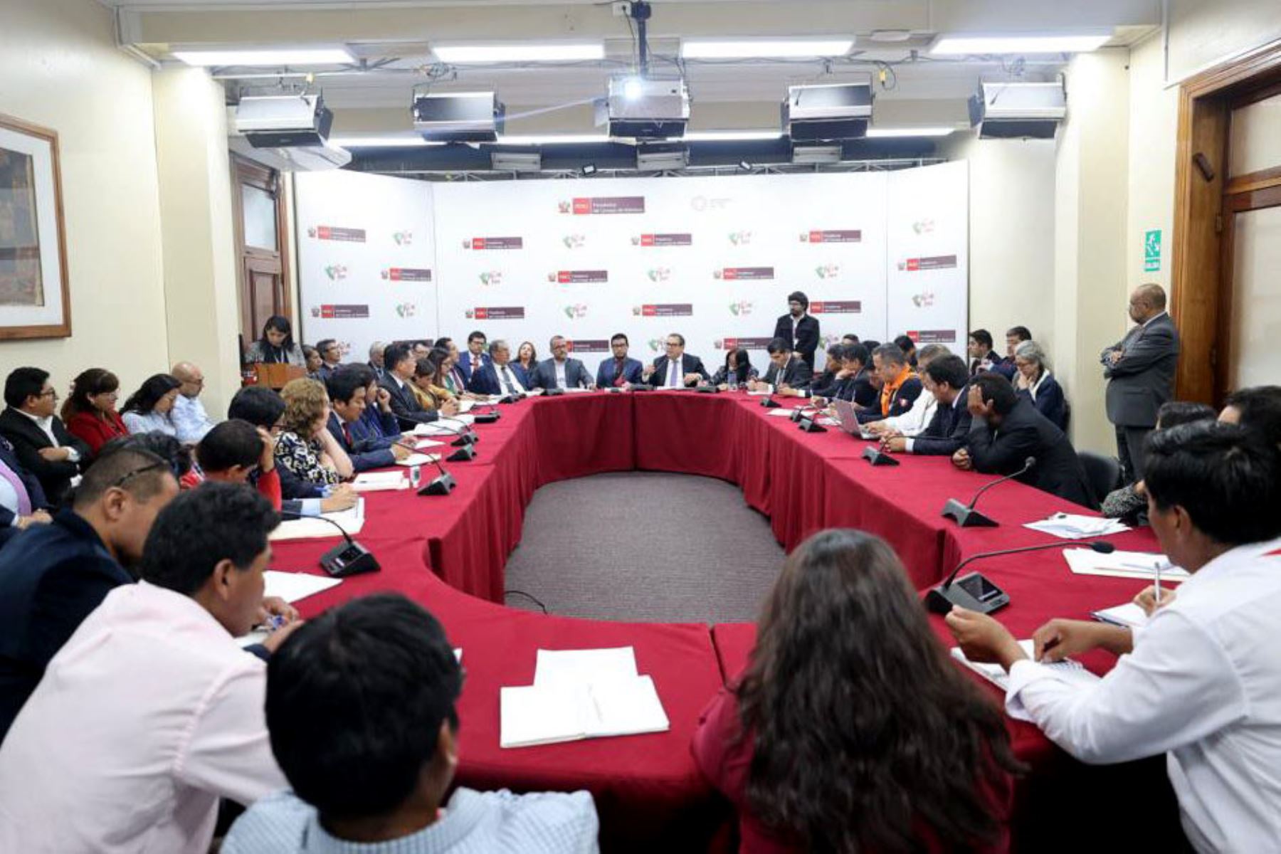 Reunión entre ministros y Mesa de Diálogo sobre problema del río Coralaque. Foto: ANDINA/difusión.