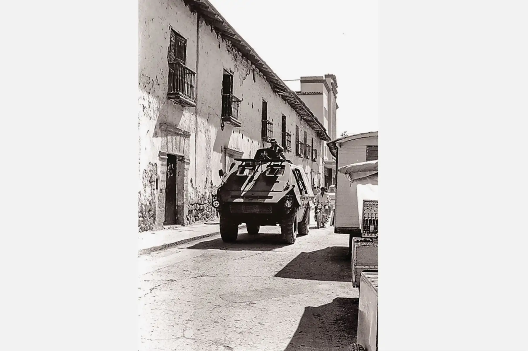 Varias veces le tocó estar en medio del fuego cruzado cuando salió con el Ejército a patrullar por Huamanga y el soldado de resguardo lo obligaba a echarse o parapetarse para que la lluvia de balas no lo convierta en mártir. Foto: Hugo Ned Alarcón
