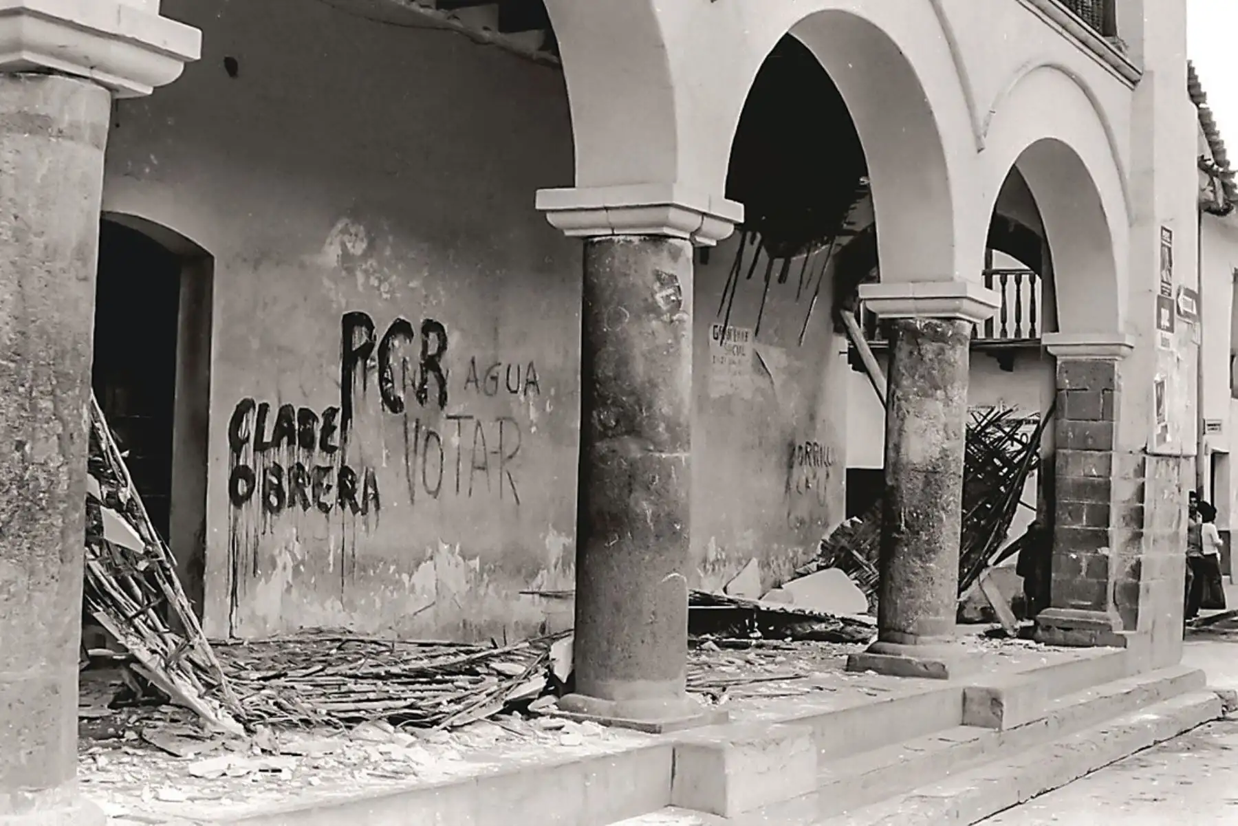 Cuando la violencia se convirtió en ríos de sangre, en toques de queda, en explosiones, en Ayacucho, muchos periodistas amenazados de muerte dejaron la ciudad de las 33 iglesias. Foto: Hugo Ned Alarcón