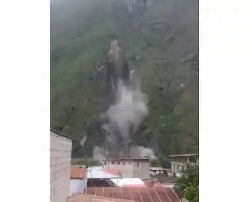 Deslizamiento arrasa con una vivienda y parte de un camino rural en distrito de Chinchao, en Huánuco.