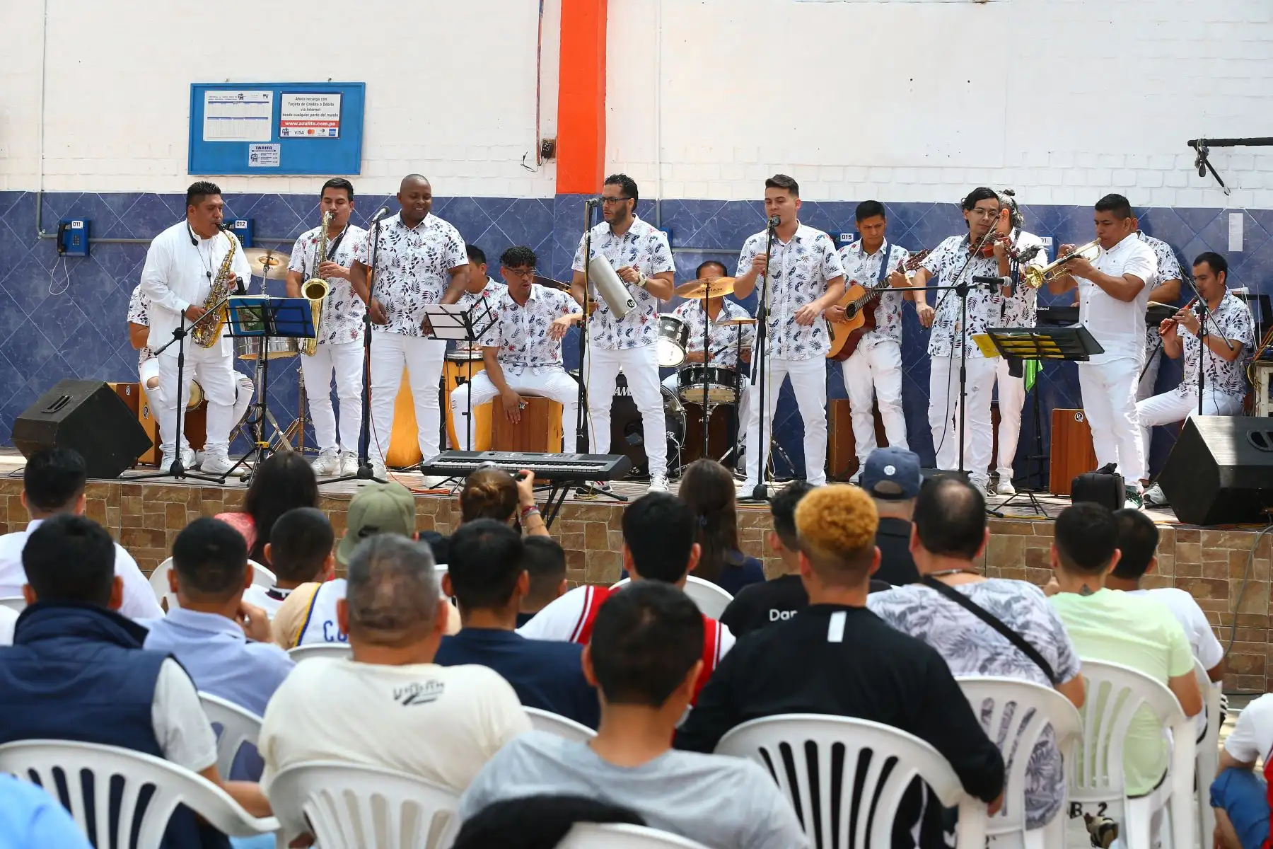 Con gran derroche de talento y despliegue artístico, internos del penal Castro Castro integrantes del  “Son de Castro” presentan su mejor repertorio musical previo a la celebración por el Día del Músico.
Foto: ANDINA/Eddy Ramos