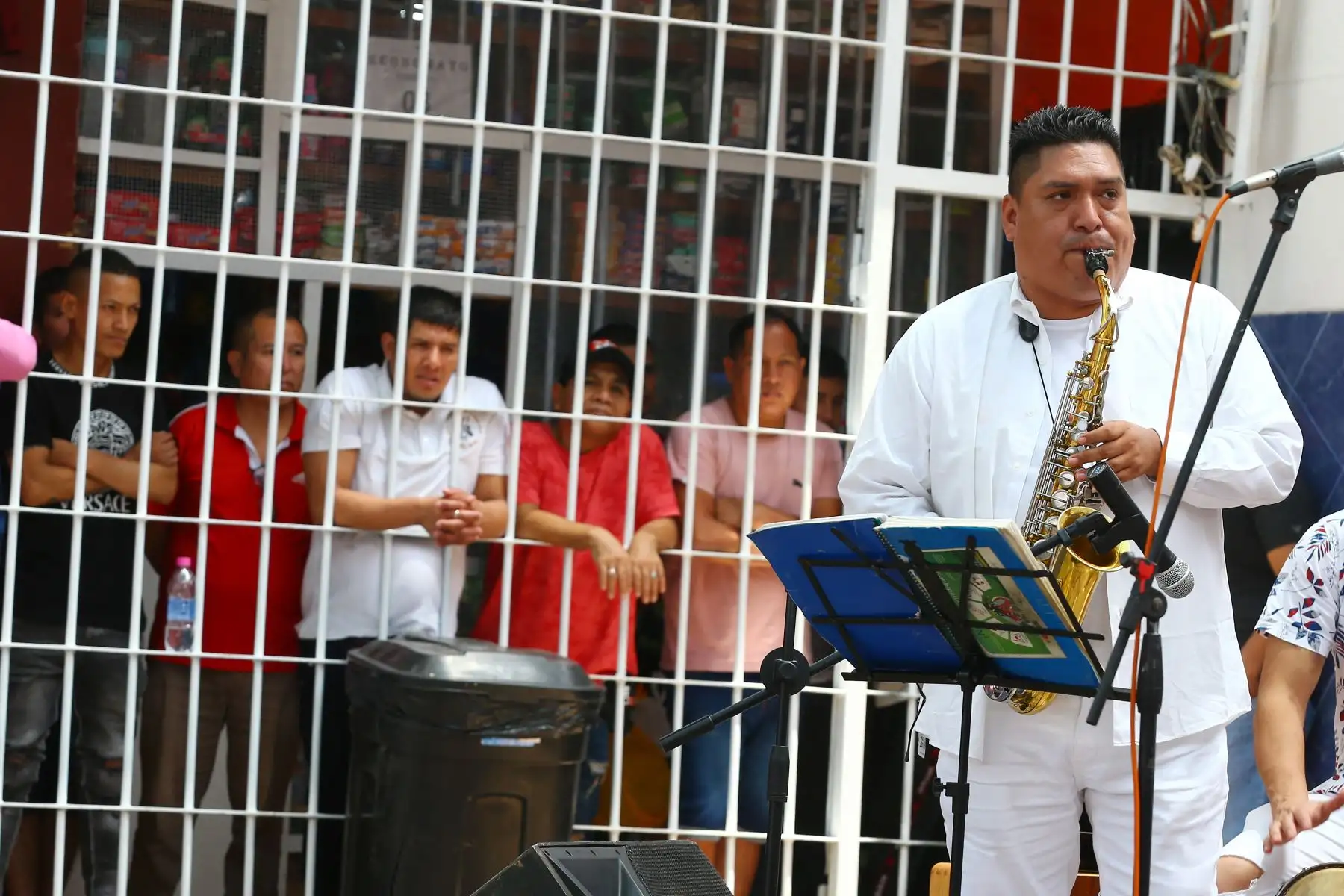 Con gran derroche de talento y despliegue artístico, internos del penal Castro Castro integrantes del  “Son de Castro” presentan su mejor repertorio musical previo a la celebración por el Día del Músico.
Foto: ANDINA/Eddy Ramos