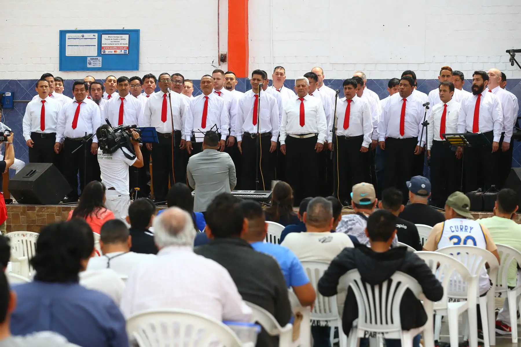 Con gran derroche de talento y despliegue artístico, internos del penal Castro Castro integrantes del Coro Polifónico,  presentan su mejor repertorio musical previo a la celebración por el Día del Músico.
Foto: ANDINA/ Eddy Ramos
