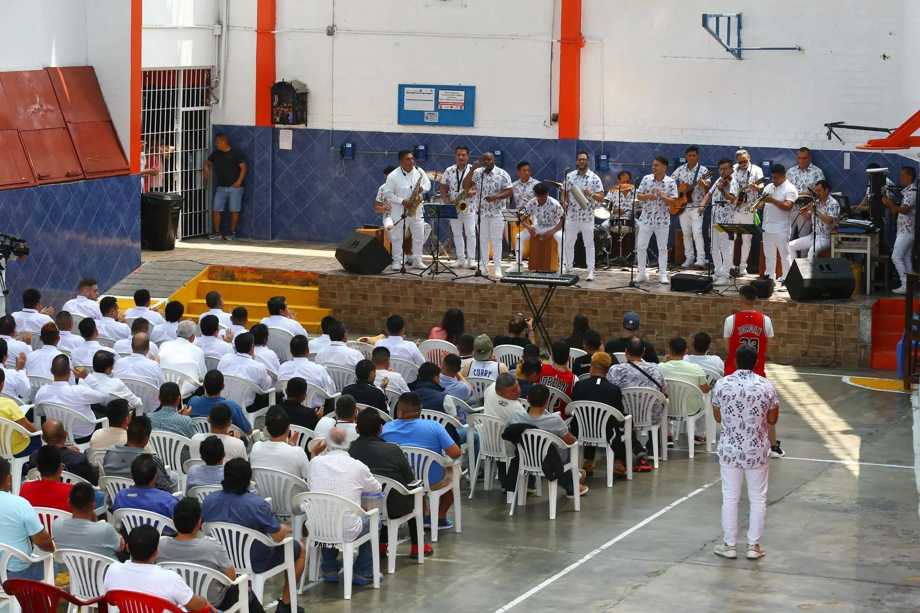 La música constituye una herramienta potente para el proceso resocializador de los internos de diferentes establecimientos penitenciarios. Asimismo, integrantes de “Son de Castro” presentarán temas inéditos, quienes a su vez han ganado un concurso patrocinado por la Cruz Roja y el INPE a través del proyecto “Un oasis musical en el desierto".
Foto: ANDINA/Eddy Ramos