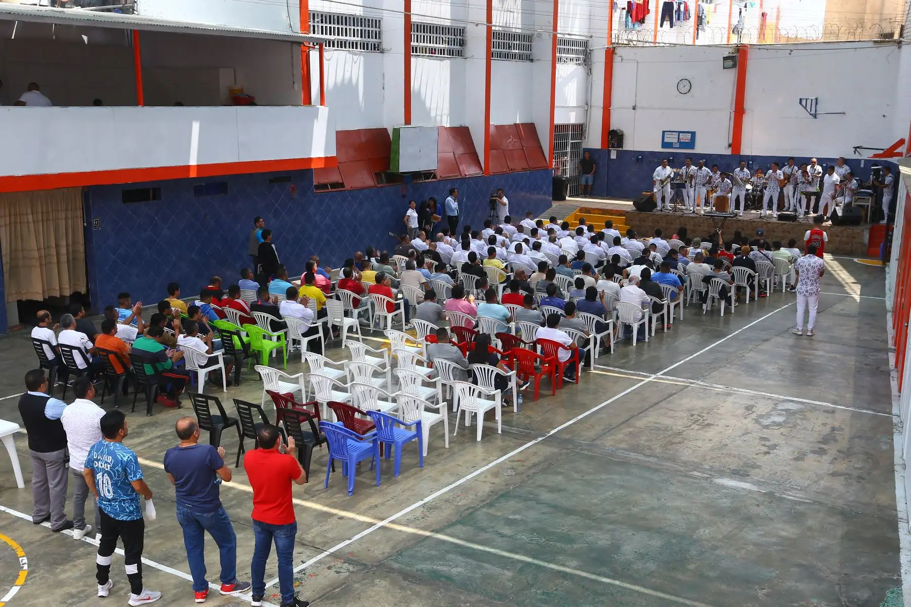 La música constituye una herramienta potente para el proceso resocializador de los internos de diferentes establecimientos penitenciarios. Asimismo, integrantes de “Son de Castro” presentarán temas inéditos, quienes a su vez han ganado un concurso patrocinado por la Cruz Roja y el INPE a través del proyecto “Un oasis musical en el desierto".
Foto: ANDINA/Eddy Ramos