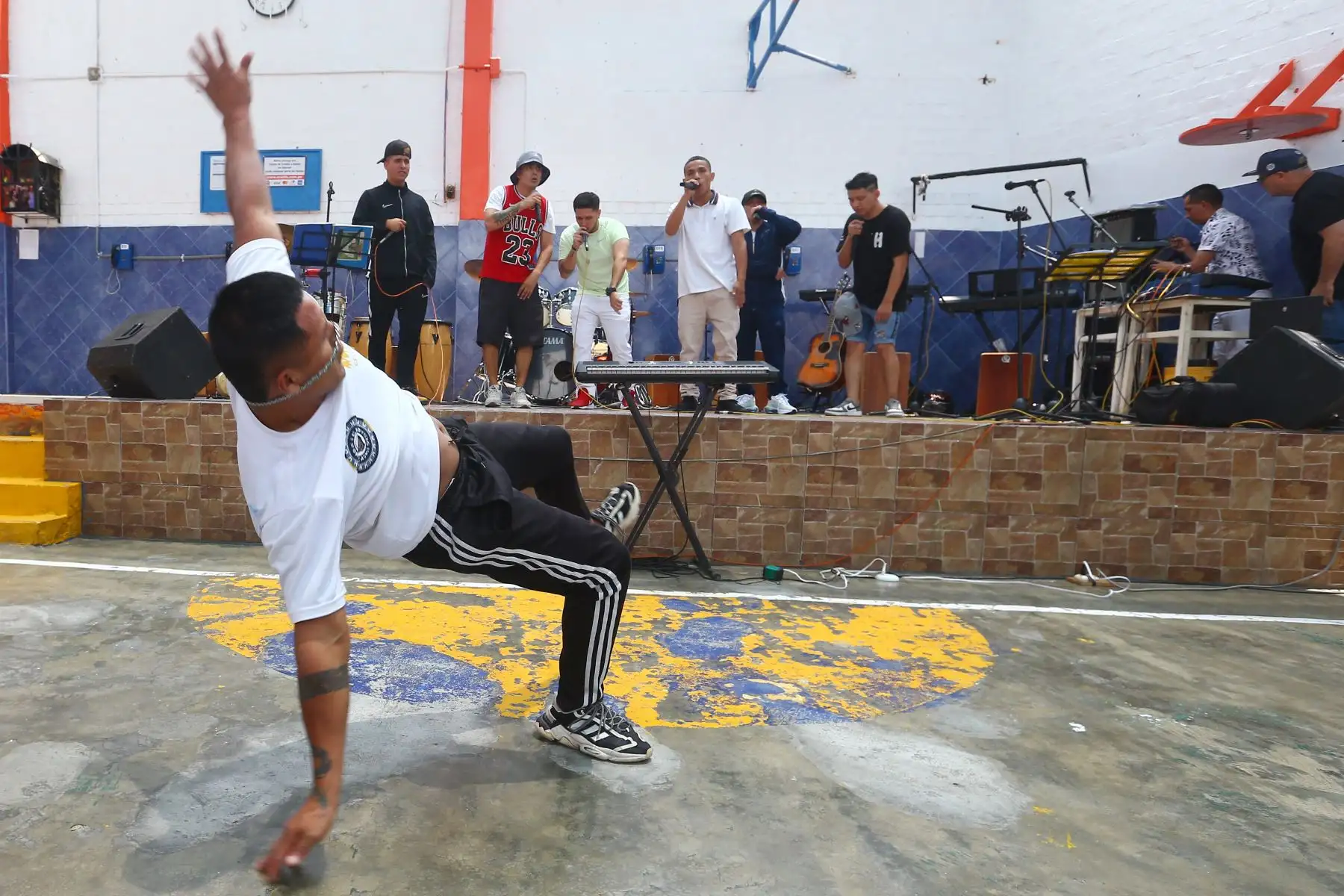 Con gran derroche de talento y despliegue artístico, internos del penal Castro Castro, integrantes del grupo " Castro MOB " presentan su mejor repertorio musical previo a la celebración por el Día del Músico.
Foto: ANDINA/ Eddy Ramos