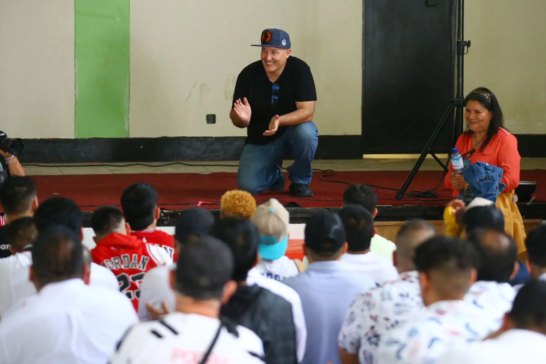 Cantante de música urbana Chris Milligan participa en la producción de "Algo está cambiando" interpretado por internos del penal Castro Castro. 
Foto: ANDINA/ Eddy Ramos
