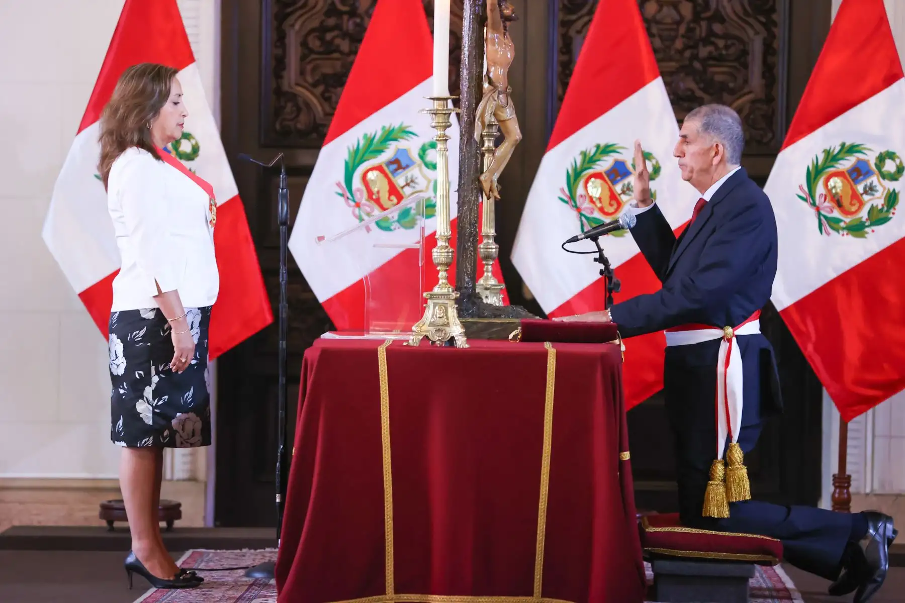 La presidenta de la república, Dina Boluarte, tomó juramento al general (r) de la Policía Nacional del Perú, Víctor Manuel Torres Falcón, como nuevo ministro del Interior, en ceremonia realizada en Palacio de Gobierno.
Foto:ANDINA/Presidencia Perú