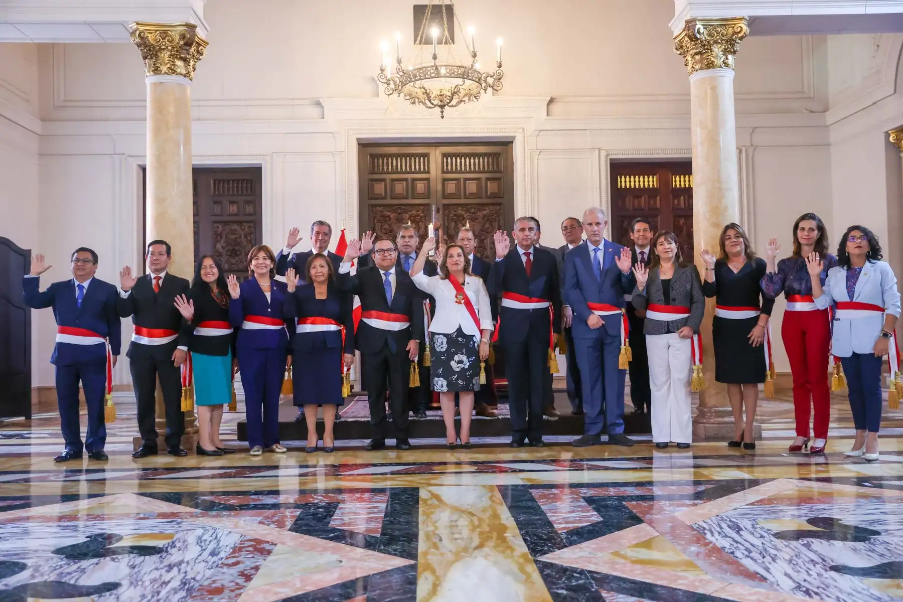 Juramentación del nuevo ministro del Interior,Víctor Manuel Torres Falcón

La presidenta de la república, Dina Boluarte, tomó juramento al general (r) de la Policía Nacional del Perú, Víctor Manuel Torres Falcón, como nuevo ministro del Interior, en ceremonia realizada en Palacio de Gobierno.
Foto:ANDINA/Presidencia Perú