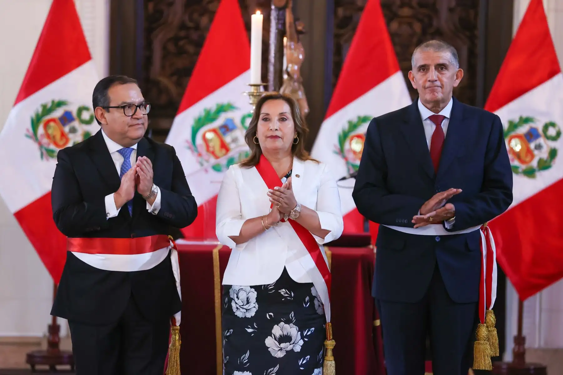 Juramentación del nuevo ministro del Interior,Víctor Manuel Torres Falcón

La presidenta de la república, Dina Boluarte, tomó juramento al general (r) de la Policía Nacional del Perú, Víctor Manuel Torres Falcón, como nuevo ministro del Interior, en ceremonia realizada en Palacio de Gobierno.
Foto:ANDINA/Presidencia Perú