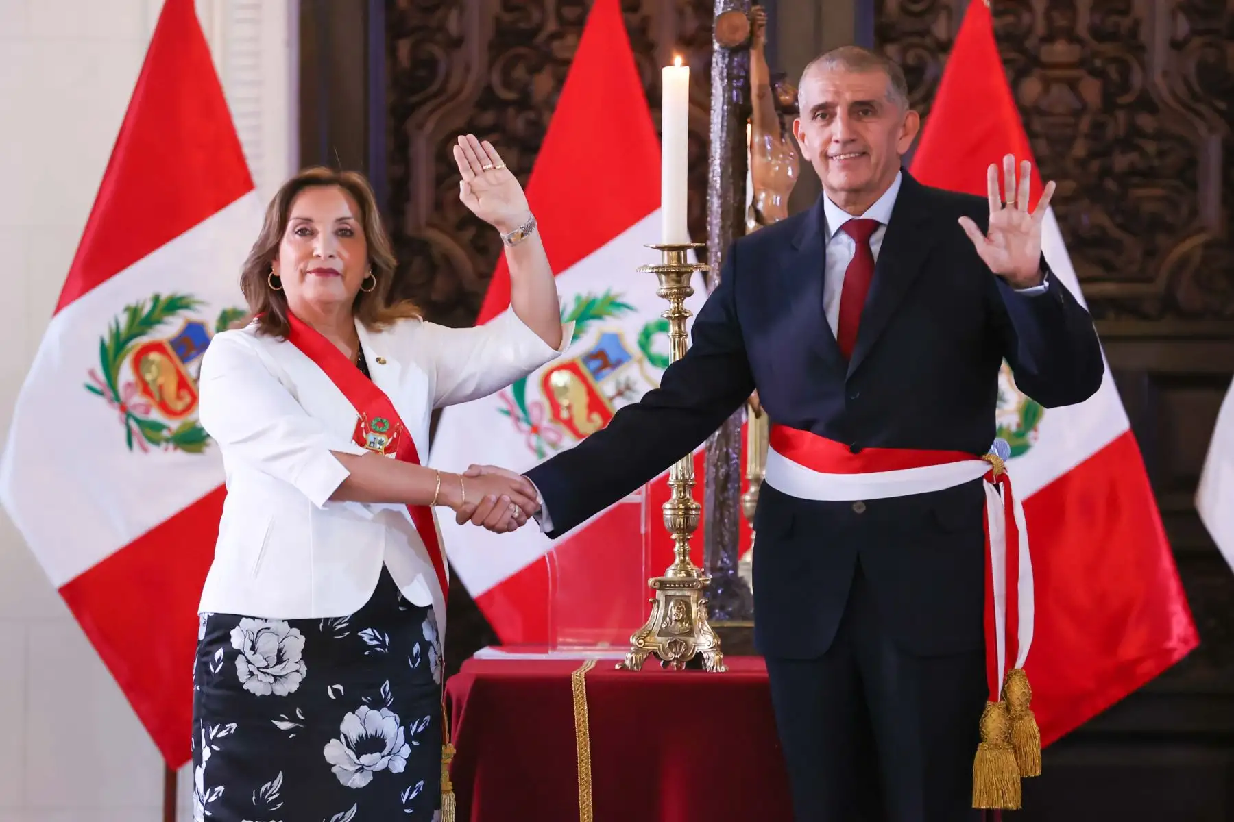 Juramentación del nuevo ministro del Interior,Víctor Manuel Torres Falcón

La presidenta de la república, Dina Boluarte, tomó juramento al general (r) de la Policía Nacional del Perú, Víctor Manuel Torres Falcón, como nuevo ministro del Interior, en ceremonia realizada en Palacio de Gobierno.
Foto:ANDINA/Presidencia Perú
