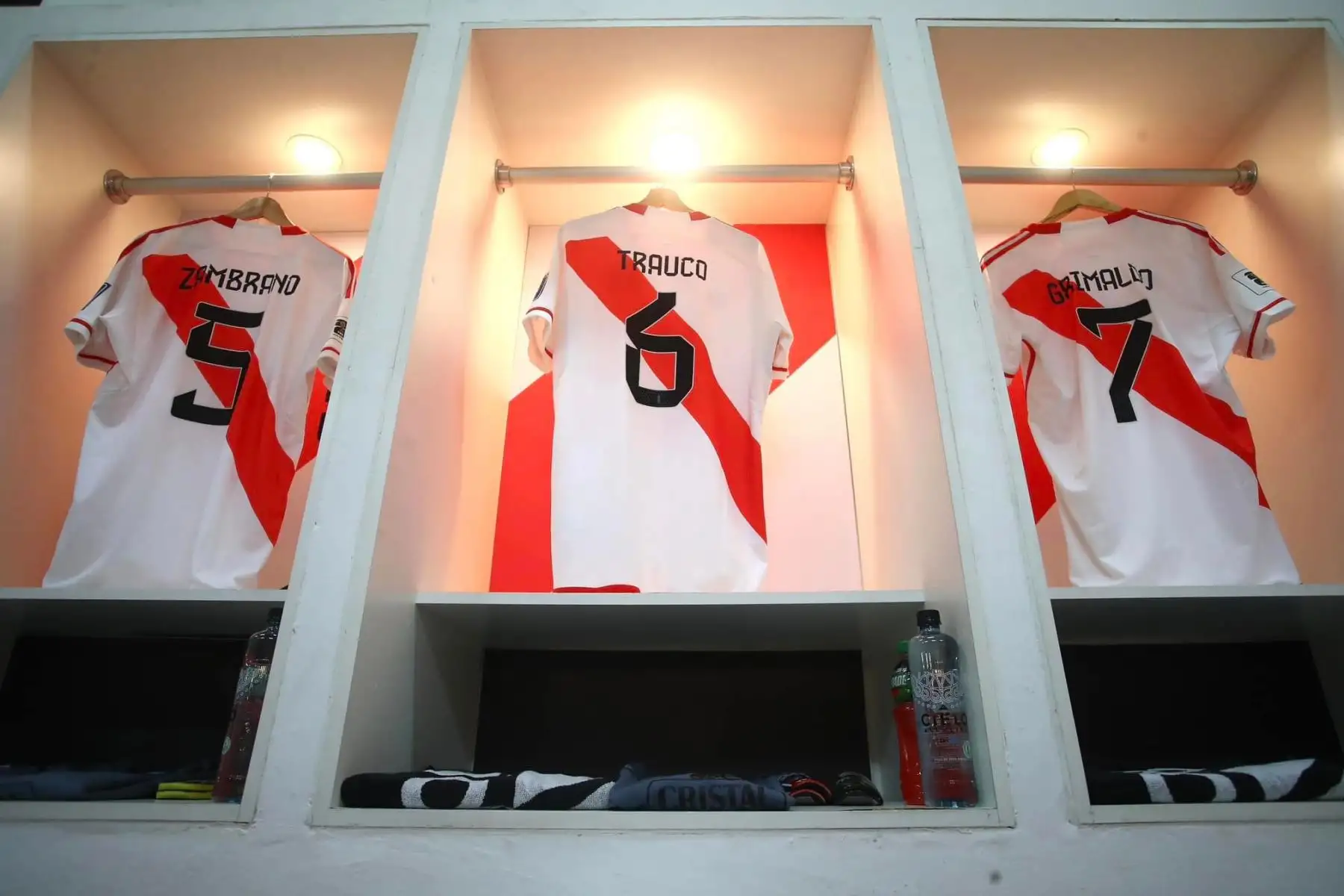 El camerino del Estadio Nacional  espera por la Selección Peruana que esta noche recibirá a la escuadra Vinotinto en un encuentro  decisivo por la fecha 6  del proceso clasificatorio para el Mundial 2026.
Foto: FPF