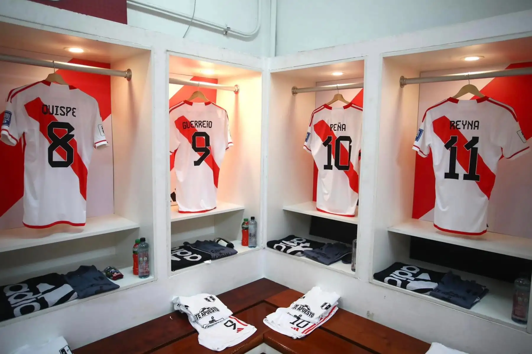 El camerino del Estadio Nacional  espera por la Selección Peruana que esta noche recibirá a la escuadra Vinotinto en un encuentro  decisivo por la fecha 6  del proceso clasificatorio para el Mundial 2026.
Foto: FPF