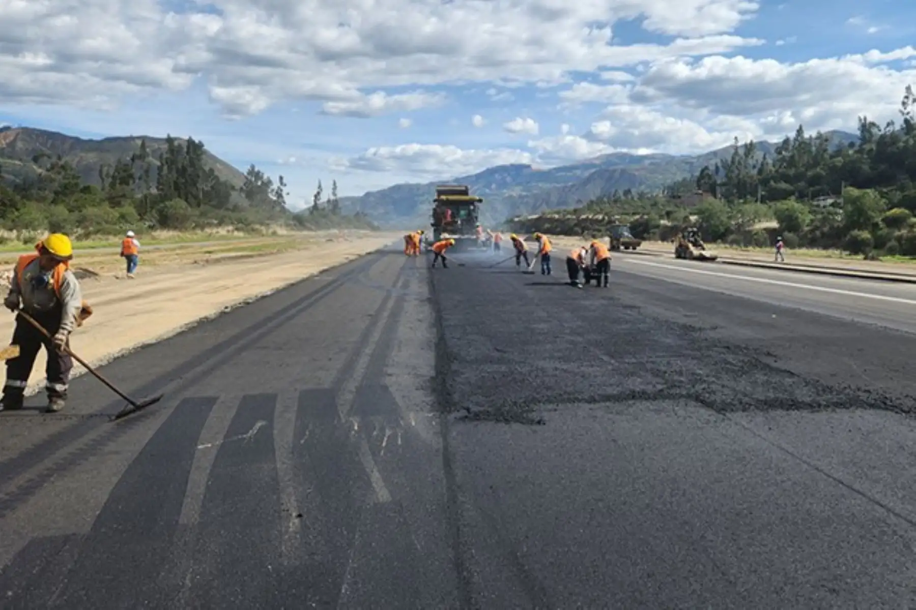Trabajos de mantenimiento en el aeropuerto de Huaraz, capital de la región Áncash. Foto: OSITRÁN/Difusión.