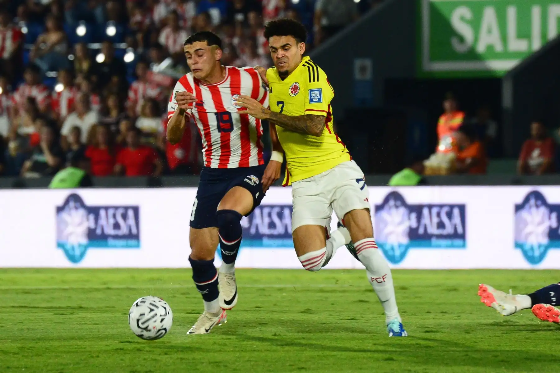 Ramón Sosa de Paraguay disputa el balón con Luis Díaz de Colombia hoy, en un partido de las Eliminatorias Sudamericanas para la Copa Mundo de Fútbol 2026 entre Paraguay y Colombia en el estadio Defensores del Chaco en Asunción (Paraguay).
Foto: EFE