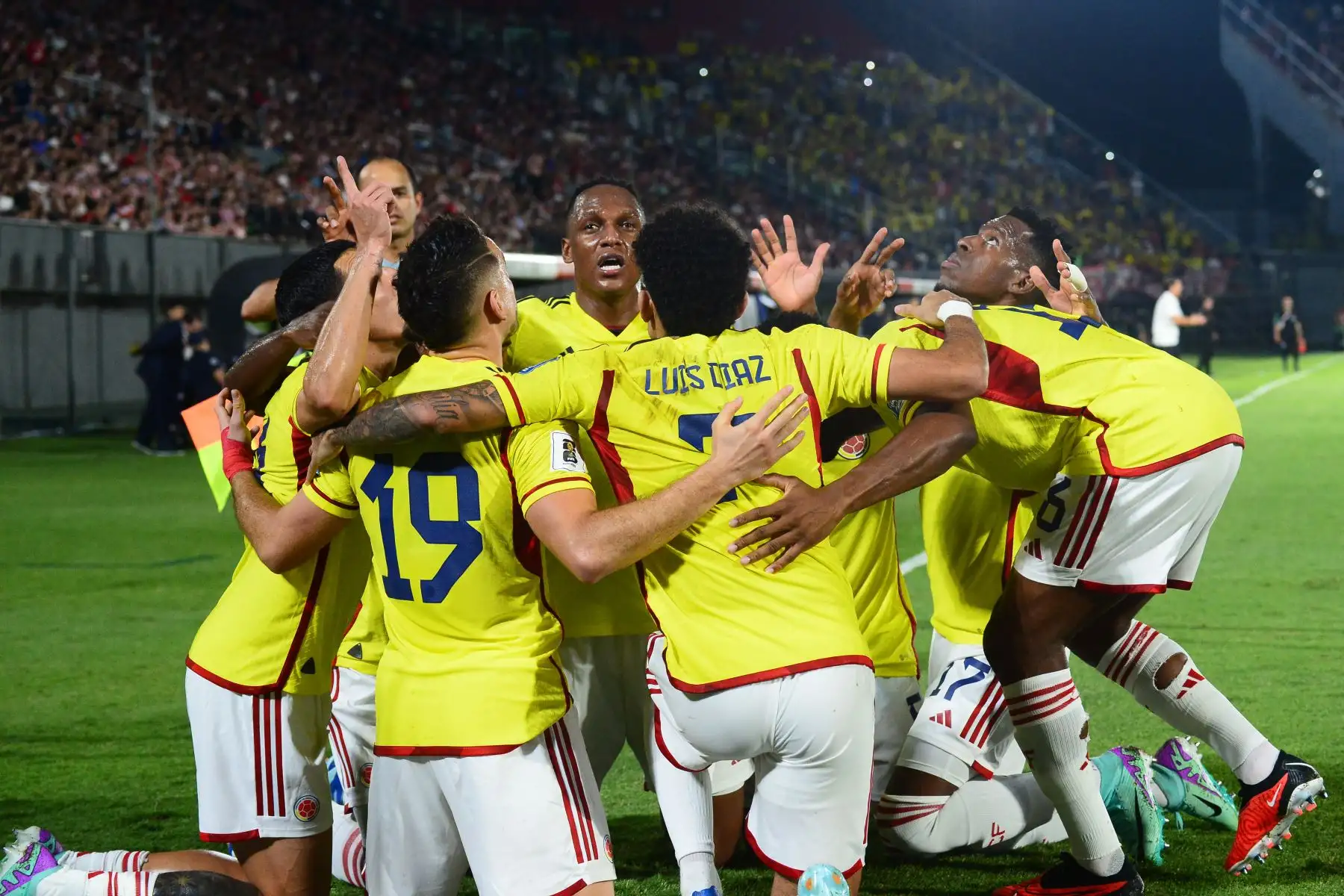 Jugadores de Colombia celebran el gol de Rafael Santos Borré hoy, en un partido de las Eliminatorias Sudamericanas para la Copa Mundo de Fútbol 2026 entre Paraguay y Colombia en el estadio Defensores del Chaco en Asunción (Paraguay).
Foto: EFE