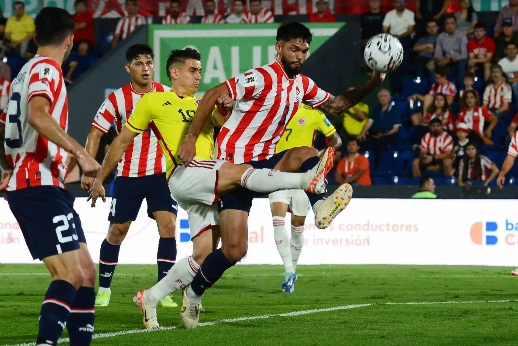 Omar Alderete (d) de Paraguay disputa el balón con Rafael Santos Borré de Colombia hoy, en un partido de las Eliminatorias Sudamericanas para la Copa Mundo de Fútbol 2026 entre Paraguay y Colombia en el estadio Defensores del Chaco en Asunción (Paraguay).
Foto: EFE