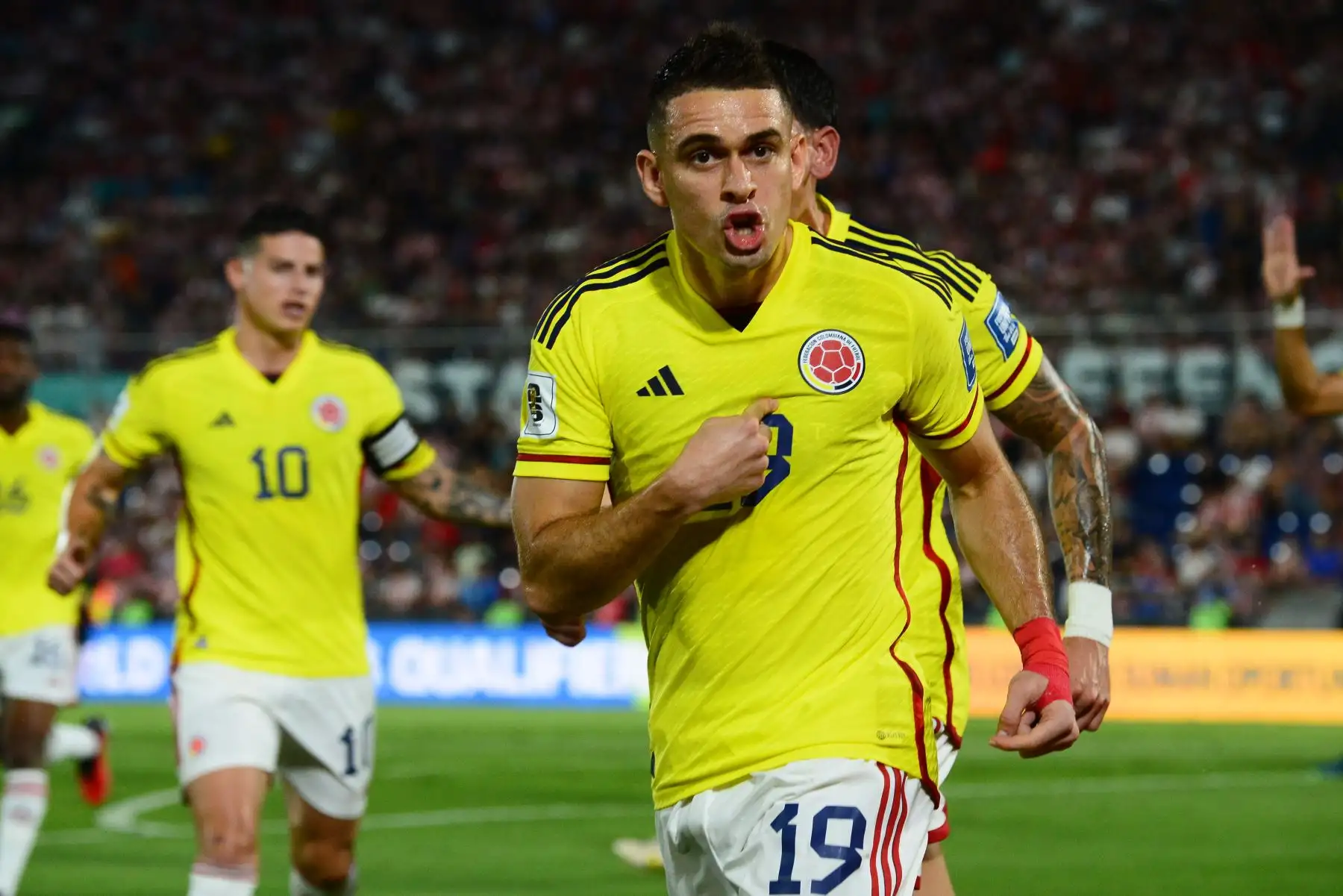 Rafael Santos Borré de Colombia celebra un gol hoy, en un partido de las Eliminatorias Sudamericanas para la Copa Mundo de Fútbol 2026 entre Paraguay y Colombia en el estadio Defensores del Chaco en Asunción (Paraguay).
: EFE