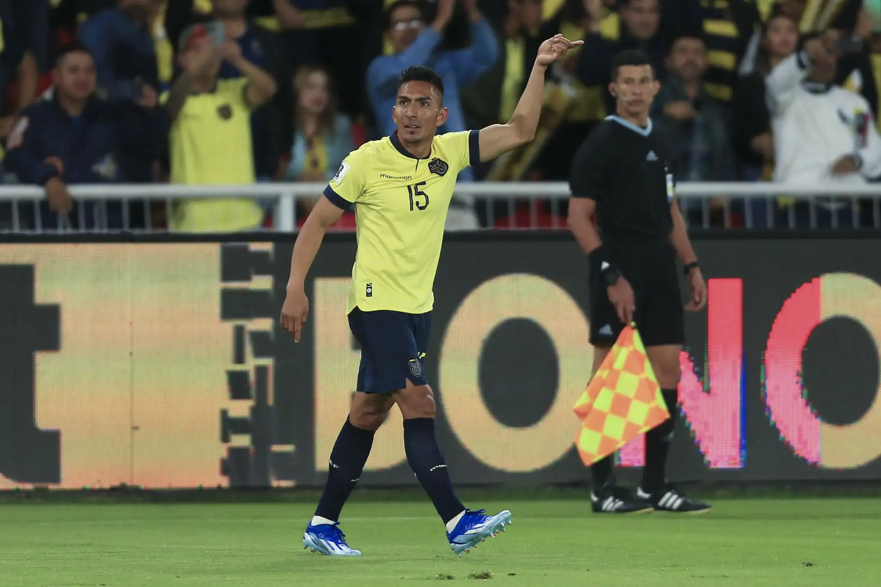 Ángel Mena de Ecuador celebra su gol hoy, en un partido de las Eliminatorias Sudamericanas para la Copa Mundo de Fútbol de 2026 en el estadio Rodrigo Paz Delgado en Quito (Ecuador).
Foto: EFE