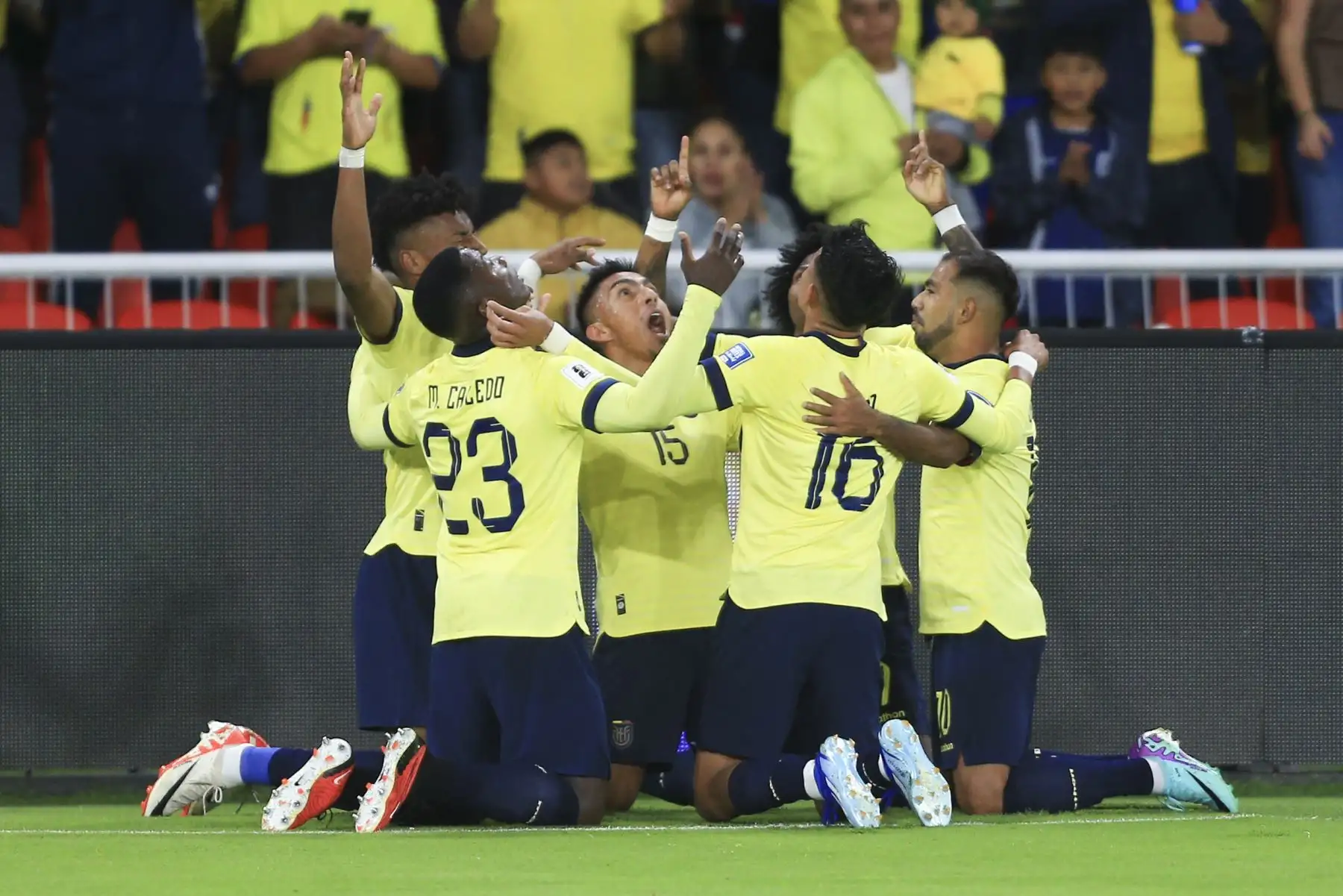 Ángel Mena de Ecuador celebra su gol hoy, en un partido de las Eliminatorias Sudamericanas para la Copa Mundo de Fútbol de 2026 en el estadio Rodrigo Paz Delgado en Quito (Ecuador). 
Foto: EFE