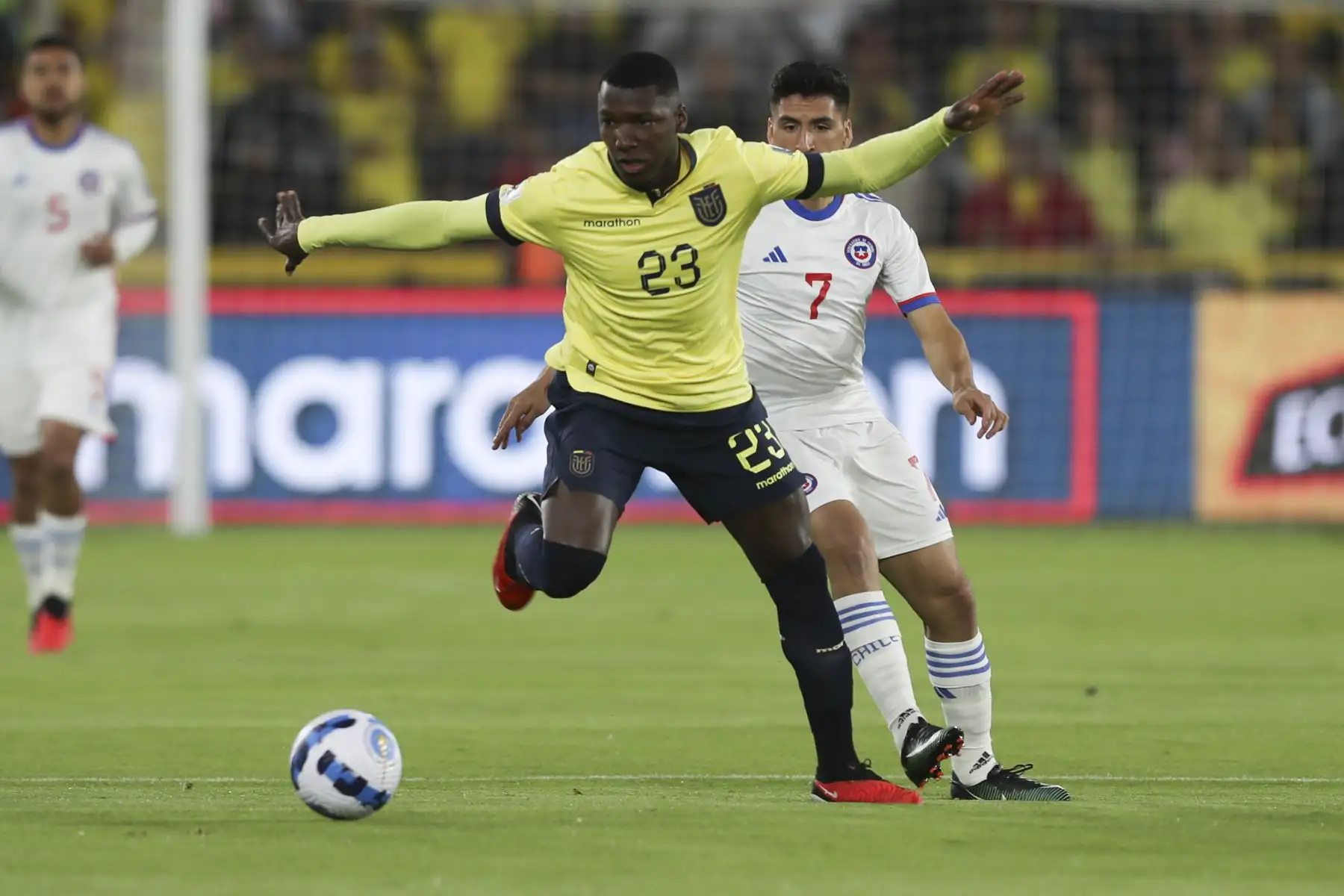 oisés Caicedo de Ecuador disputa un balón con Marcelino Núñez de Chile hoy, en un partido de las Eliminatorias Sudamericanas para la Copa Mundo de Fútbol de 2026 en el estadio Rodrigo Paz Delgado en Quito (Ecuador).
Foto: EFE