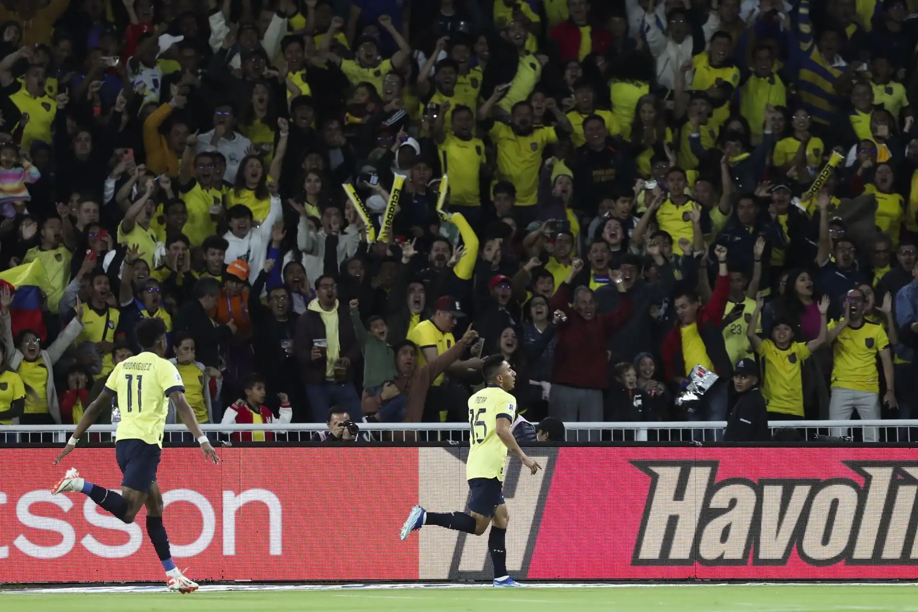 Ángel Mena de Ecuador celebra su gol hoy, en un partido de las Eliminatorias Sudamericanas para la Copa Mundo de Fútbol de 2026 en el estadio Rodrigo Paz Delgado en Quito (Ecuador).
Foto: EFE