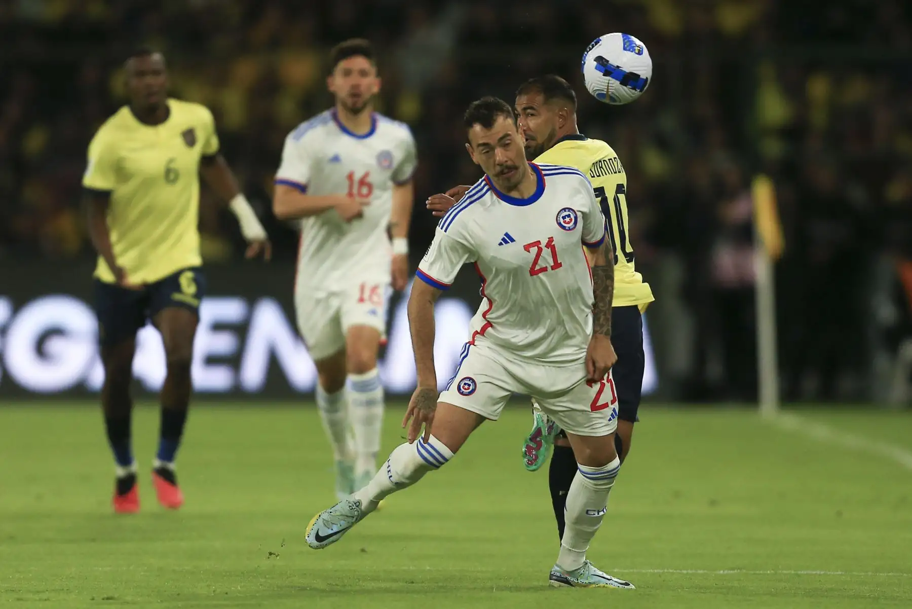Junior Sornoza de Ecuador disputa el balón con Damián Pizarro de Chile hoy, en un partido de las Eliminatorias Sudamericanas para la Copa Mundo de Fútbol de 2026 en el estadio Rodrigo Paz Delgado en Quito (Ecuador).
Foto: EFE