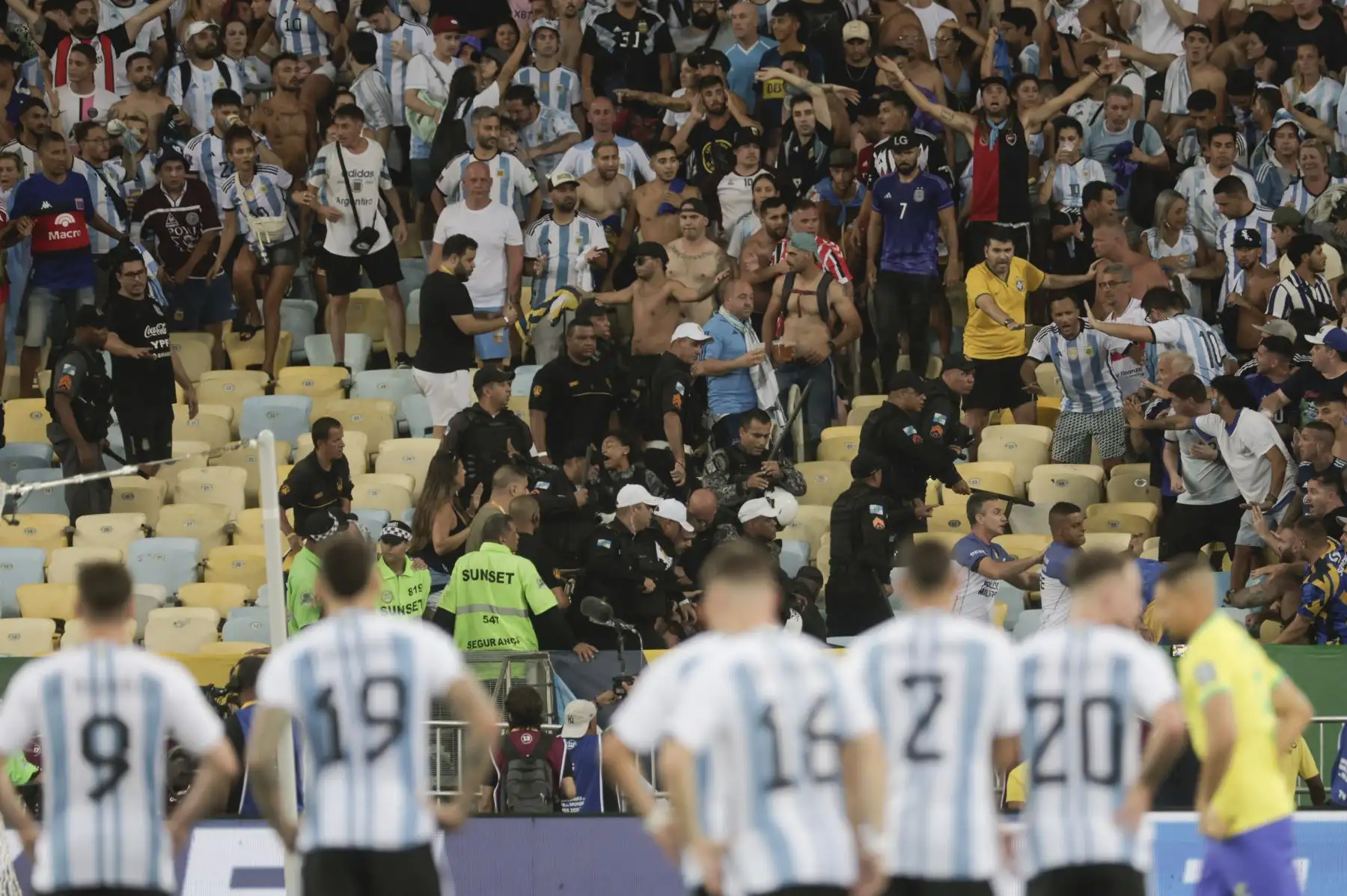 Integrantes de la policía brasileña intentan controlar disturbios entre hinchas de Brasil y de Argentina hoy, en un partido de las eliminatorias para la Copa Mundo de Fútbol de 2026 entre Brasil y Argentina en el estadio Maracaná en Río de Janeiro (Brasil).
Foto: EFE