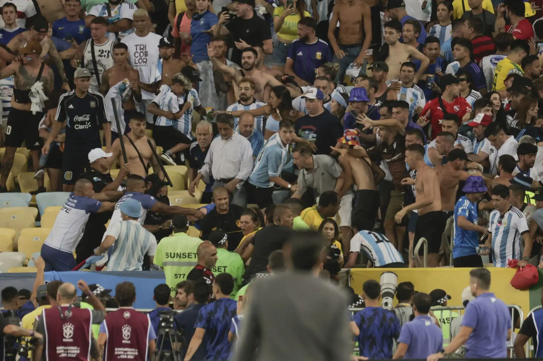 Integrantes de la policía brasileña intentan controlar disturbios entre hinchas de Brasil y de Argentina hoy, en un partido de las eliminatorias para la Copa Mundo de Fútbol de 2026 entre Brasil y Argentina en el estadio Maracaná en Río de Janeiro (Brasil).
Foto: EFE