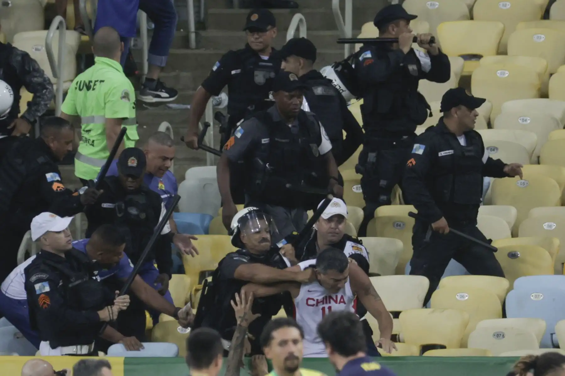 Integrantes de la policía brasileña intentan controlar disturbios entre hinchas de Brasil y de Argentina hoy, en un partido de las eliminatorias para la Copa Mundo de Fútbol de 2026 entre Brasil y Argentina en el estadio Maracaná en Río de Janeiro (Brasil).
Foto: EFE