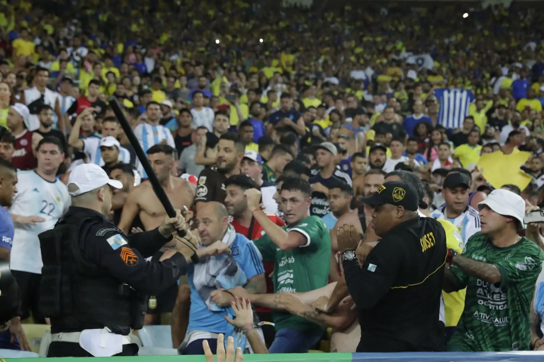 Integrantes de la policía brasileña intentan controlar disturbios entre hinchas de Brasil y de Argentina hoy, en un partido de las eliminatorias para la Copa Mundo de Fútbol de 2026 entre Brasil y Argentina en el estadio Maracaná en Río de Janeiro (Brasil).
Foto: EFE