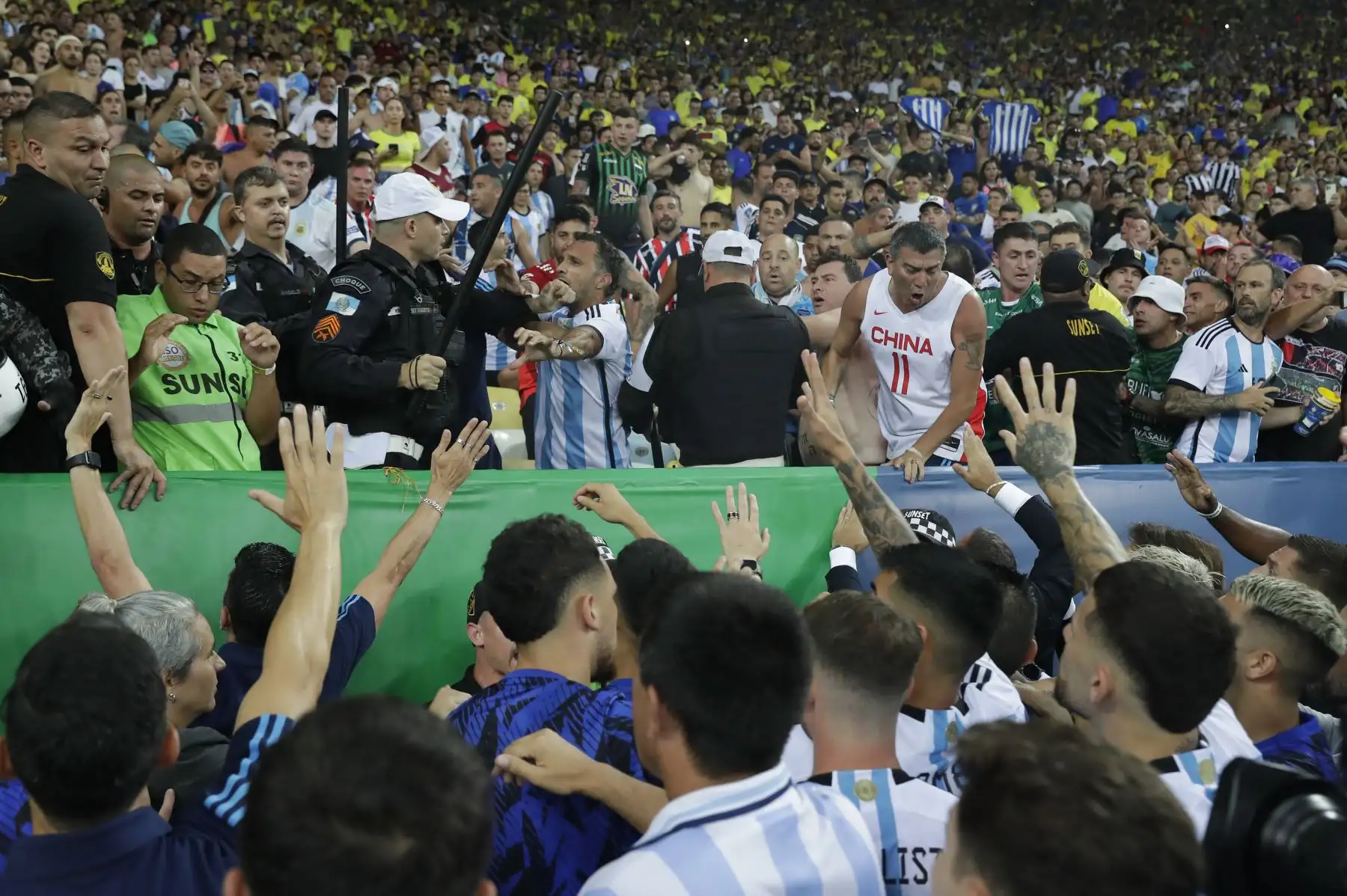 Jugadores de Argentina intentan controlar disturbios entre hinchas de Brasil y de Argentina hoy, en un partido de las eliminatorias para la Copa Mundo de Fútbol de 2026 entre Brasil y Argentina en el estadio Maracaná en Río de Janeiro (Brasil).
Foto: EFE