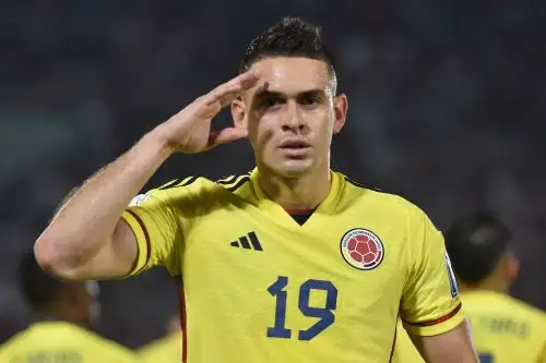 El delantero colombiano Santos Borré saluda ante las cámaras tras anotar el 1-0 para su selección. Foto: AFP