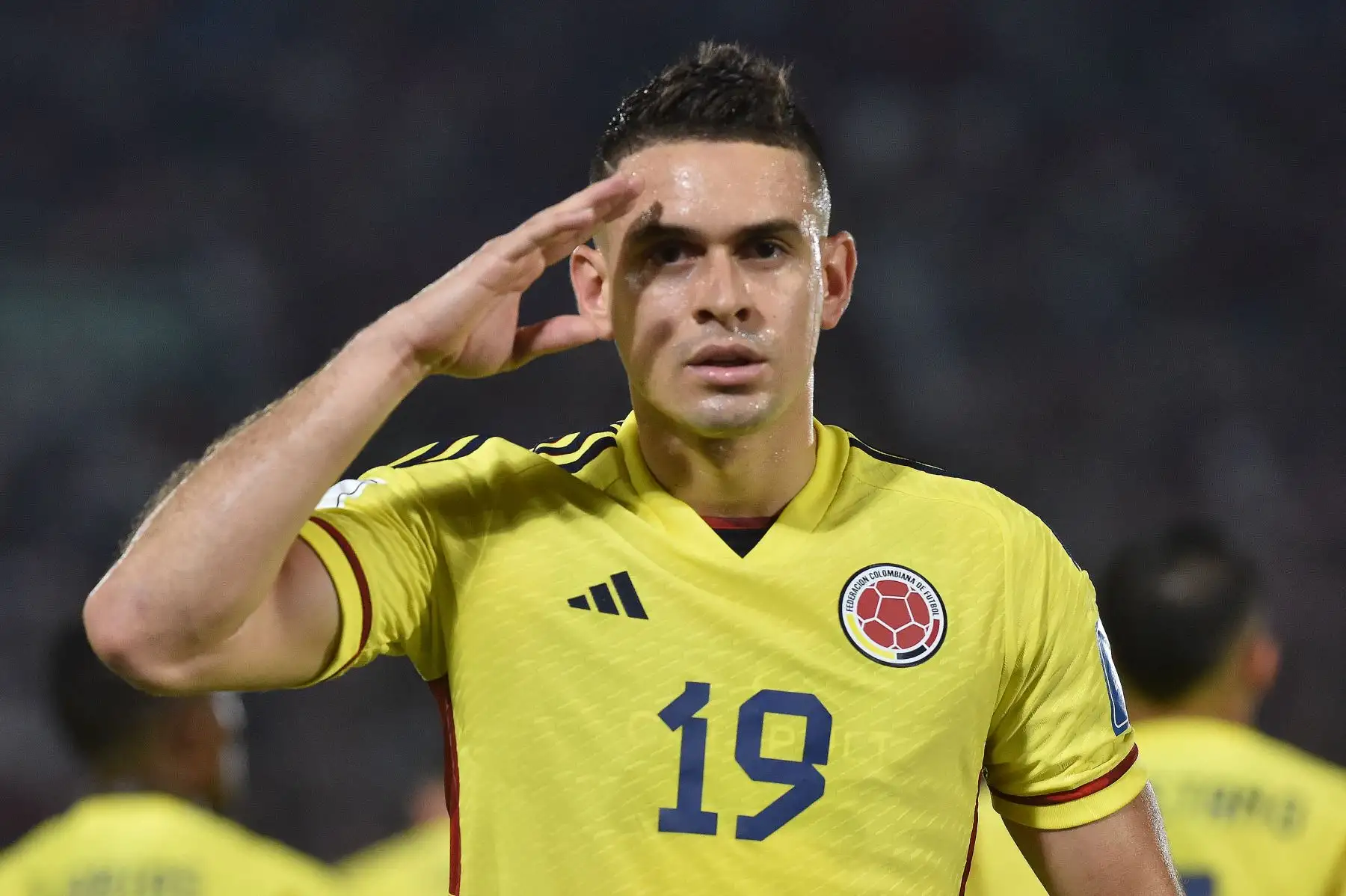El delantero colombiano Santos Borré saluda ante las cámaras tras anotar el 1-0 para su selección. Foto: AFP