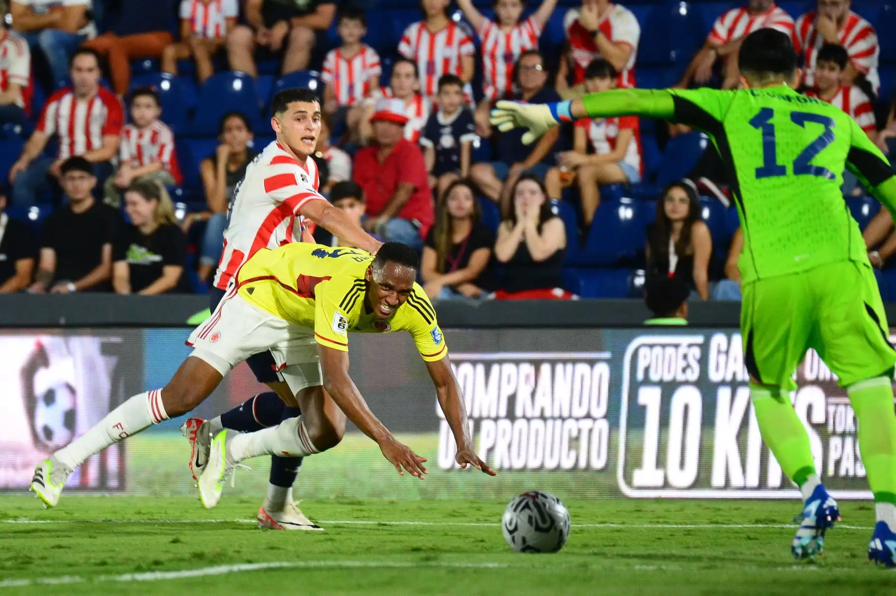 Santiago Rojas de Paraguay disputa el balón con Yerry Mina de Colombia en un partido de las Eliminatorias Sudamericanas para la Copa Mundo de Fútbol 2026 entre Paraguay y Colombia en el estadio Defensores del Chaco en Asunción (Paraguay).