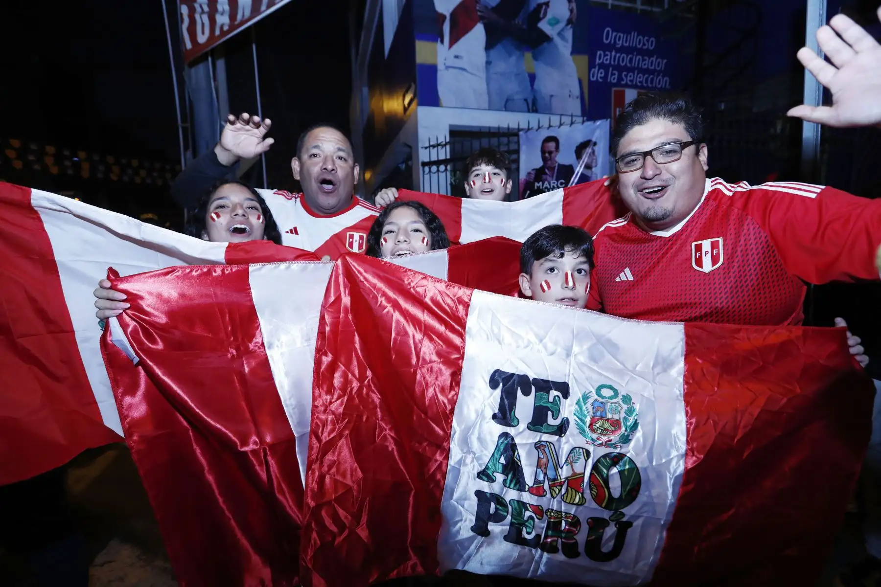Hinchas peruanos alientan a la selección peruana previo al partido ante la selección venezolana por las Eliminatorias al Mundial 2026.
Foto: ANDINA/Daniel Bracamonte