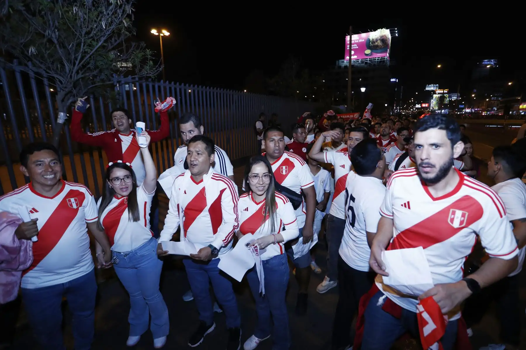 Hinchas peruanos alientan a la selección peruana previo al partido ante la selección venezolana por las Eliminatorias al Mundial 2026.
Foto: ANDINA/Daniel Bracamonte