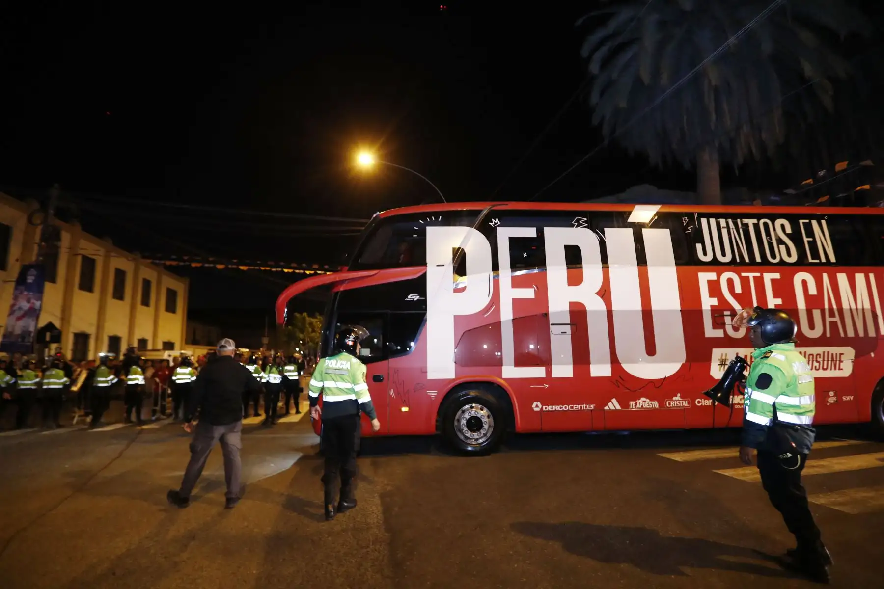 Llegada del bus que transporta a los jugadores de la Selección Peruana al estadio Nacional, previo el partido ante la selección venezolana por las Eliminatorias al Mundial 2026.
Foto: ANDINA/Daniel Bracamonte