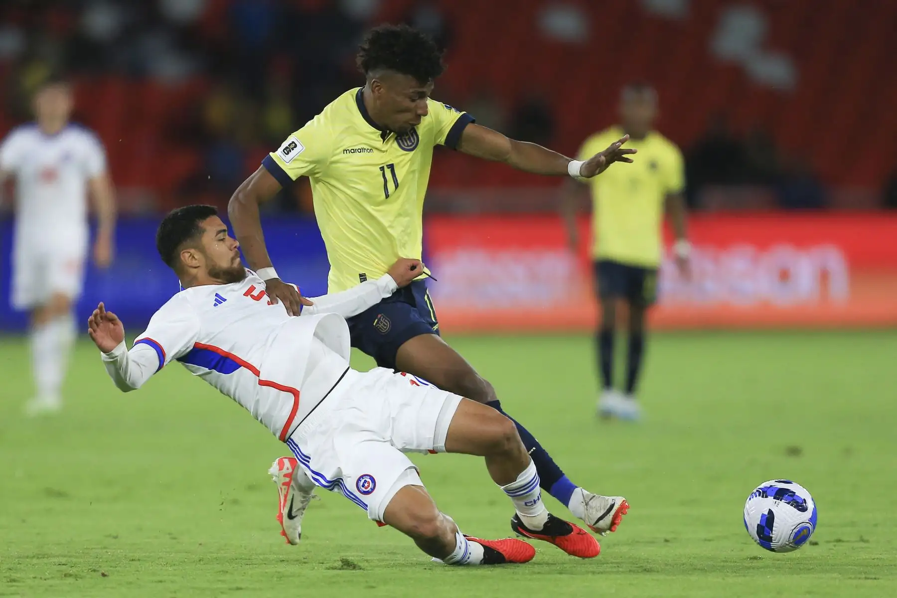 Kevin Rodríguez de Ecuador disputa un balón Paulo Díaz con de Chile hoy, en un partido de las Eliminatorias Sudamericanas para la Copa Mundo de Fútbol de 2026 en el estadio Rodrigo Paz Delgado en Quito (Ecuador).
Foto: EFE