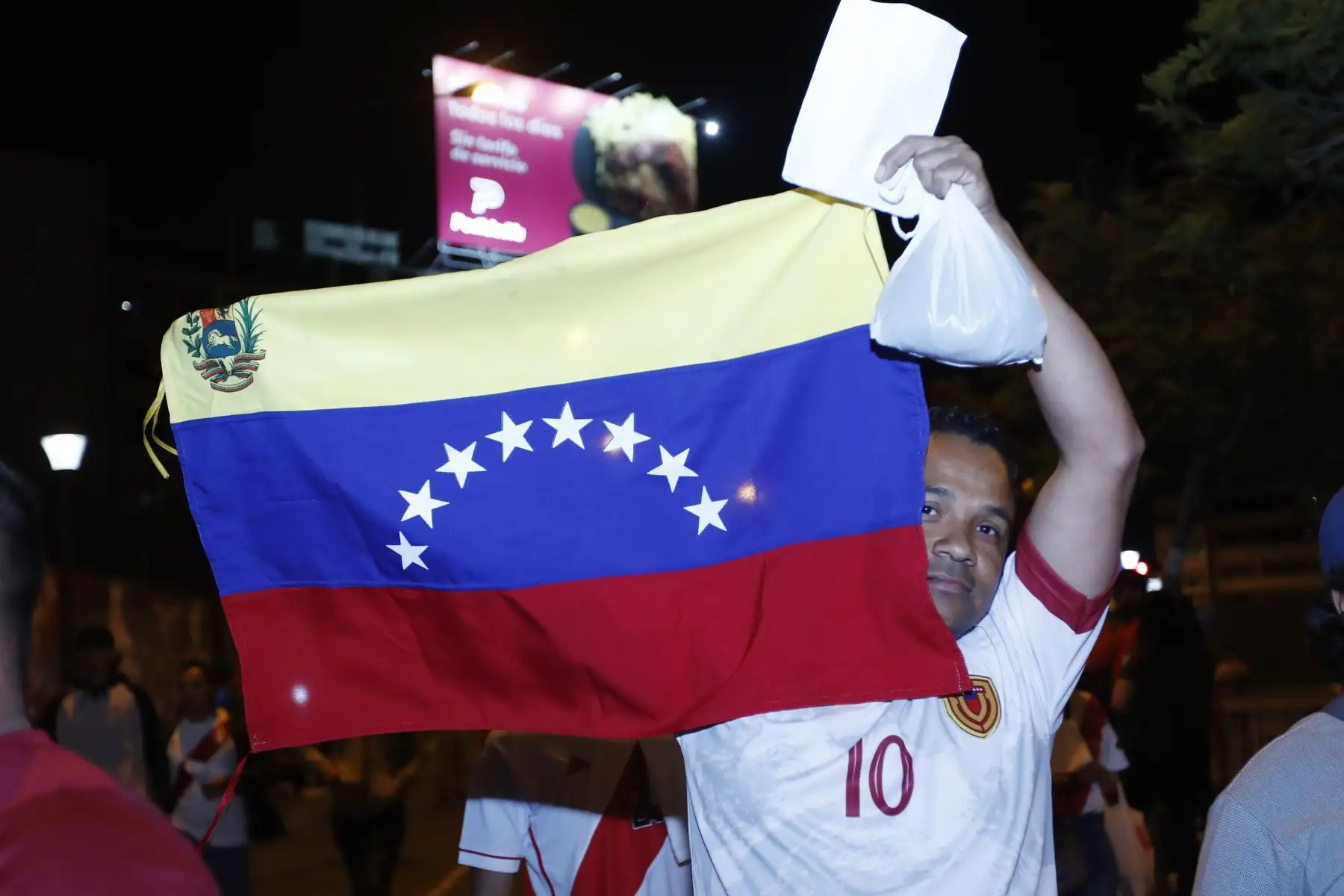 Hincha alienta a la selección venezolana previo el partido ante la selección peruana por las Eliminatorias al Mundial 2026.
Foto: ANDINA/Daniel Bracamonte